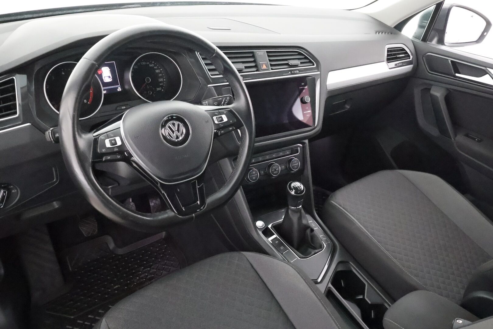 Volkswagen Tiguan 2018 Comfortline 1,4 TSI 92 kW (125 hv) Football Edition * ACC / Webasto / LED / P.tutkat / Keyless / Apple&Android * - Merkkihuollettu / Suomi-auto / Kahdet Renkaat