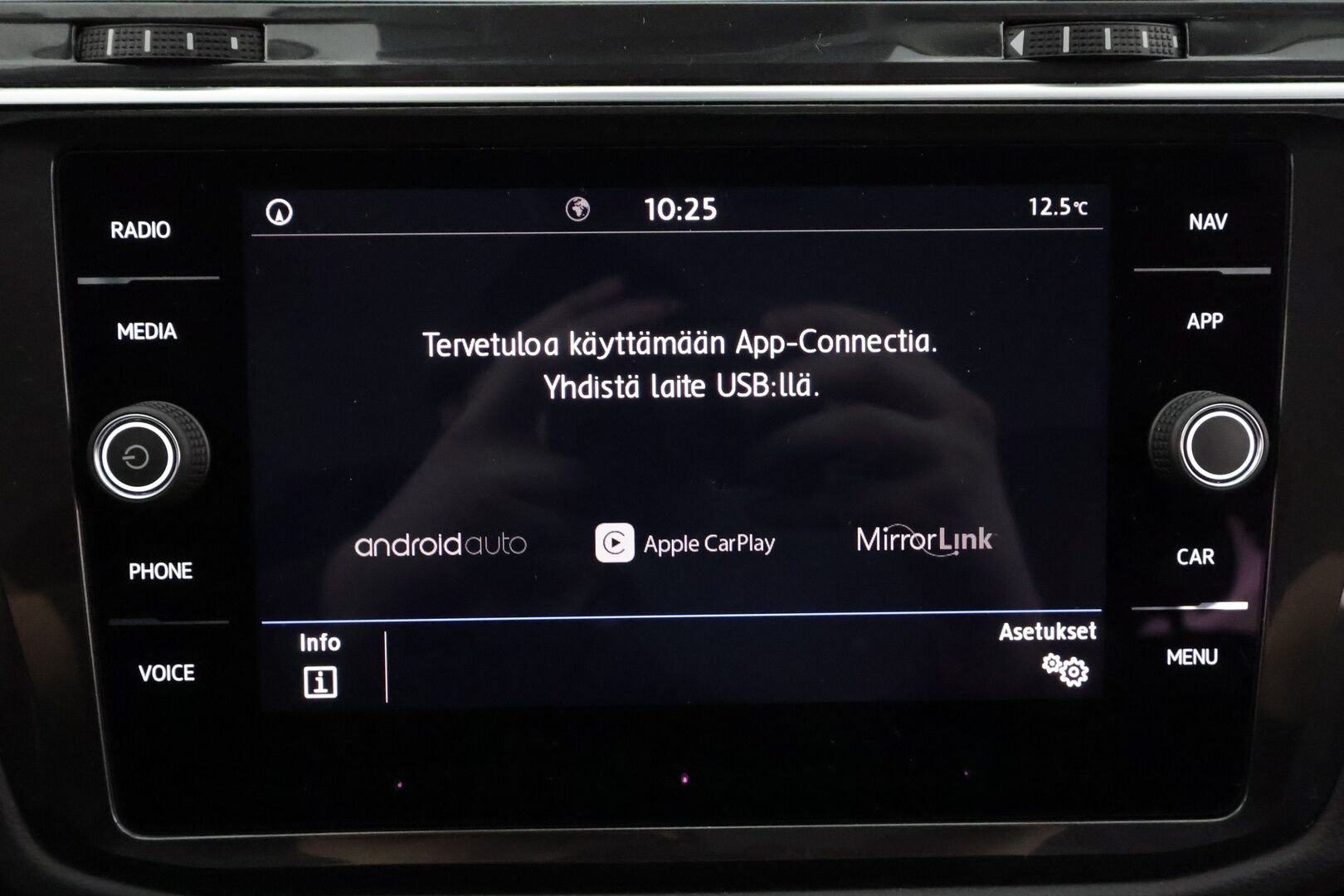 Volkswagen Tiguan 2018 Comfortline 1,4 TSI 92 kW (125 hv) Football Edition * ACC / Webasto / LED / P.tutkat / Keyless / Apple&Android * - Merkkihuollettu / Suomi-auto / Kahdet Renkaat