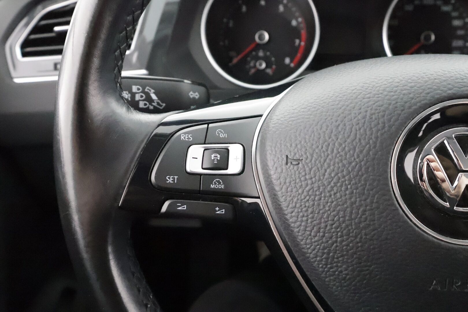 Volkswagen Tiguan 2018 Comfortline 1,4 TSI 92 kW (125 hv) Football Edition * ACC / Webasto / LED / P.tutkat / Keyless / Apple&Android * - Merkkihuollettu / Suomi-auto / Kahdet Renkaat