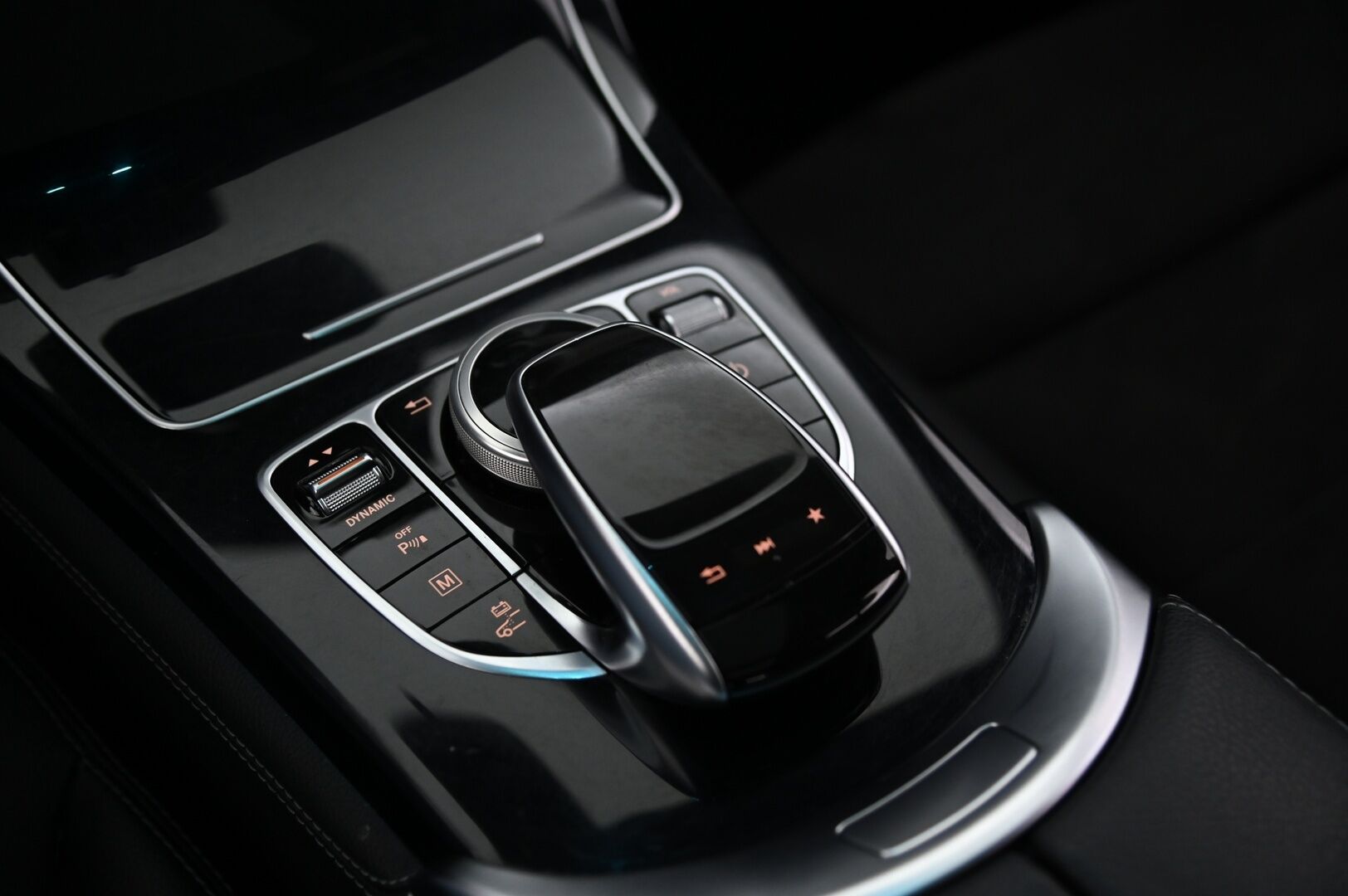 Mercedes-Benz GLC 2018 350 e 4Matic A Premium Business AMG * Panorama / P.kamera / IHC+ / Vetokoukku / Navi / Sporttipenkit * - AMG paketilla / kaksilla aluvanteilla!