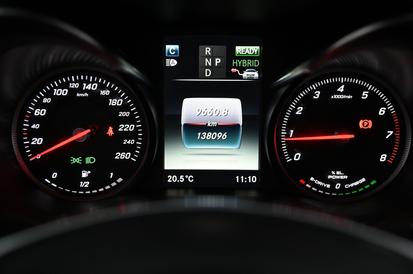 Mercedes-Benz GLC 2018 350 e 4Matic A Premium Business AMG * Panorama / P.kamera / IHC+ / Vetokoukku / Navi / Sporttipenkit * - AMG paketilla / kaksilla aluvanteilla!