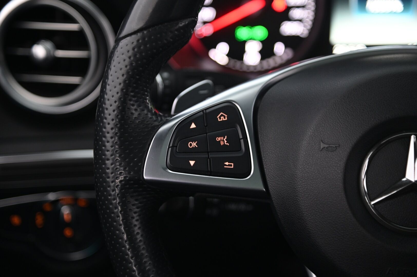 Mercedes-Benz GLC 2018 350 e 4Matic A Premium Business AMG * Panorama / P.kamera / IHC+ / Vetokoukku / Navi / Sporttipenkit * - AMG paketilla / kaksilla aluvanteilla!