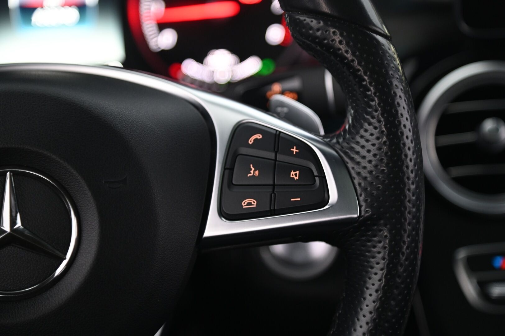 Mercedes-Benz GLC 2018 350 e 4Matic A Premium Business AMG * Panorama / P.kamera / IHC+ / Vetokoukku / Navi / Sporttipenkit * - AMG paketilla / kaksilla aluvanteilla!