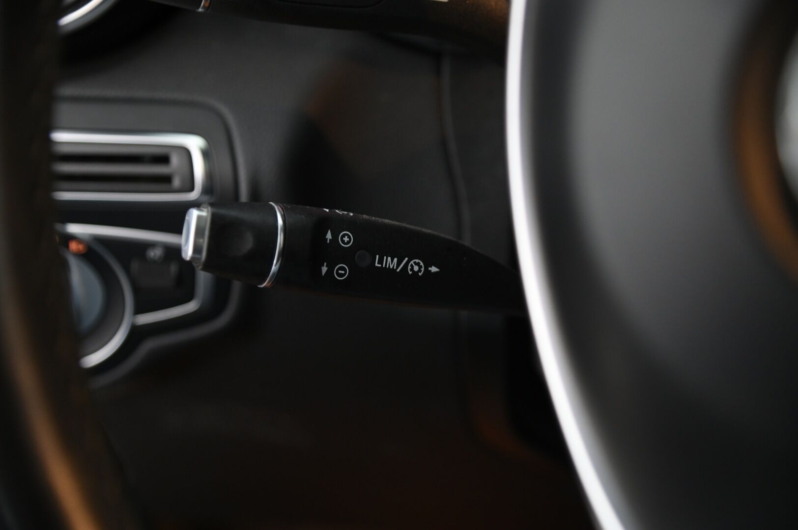 Mercedes-Benz GLC 2018 350 e 4Matic A Premium Business AMG * Panorama / P.kamera / IHC+ / Vetokoukku / Navi / Sporttipenkit * - AMG paketilla / kaksilla aluvanteilla!