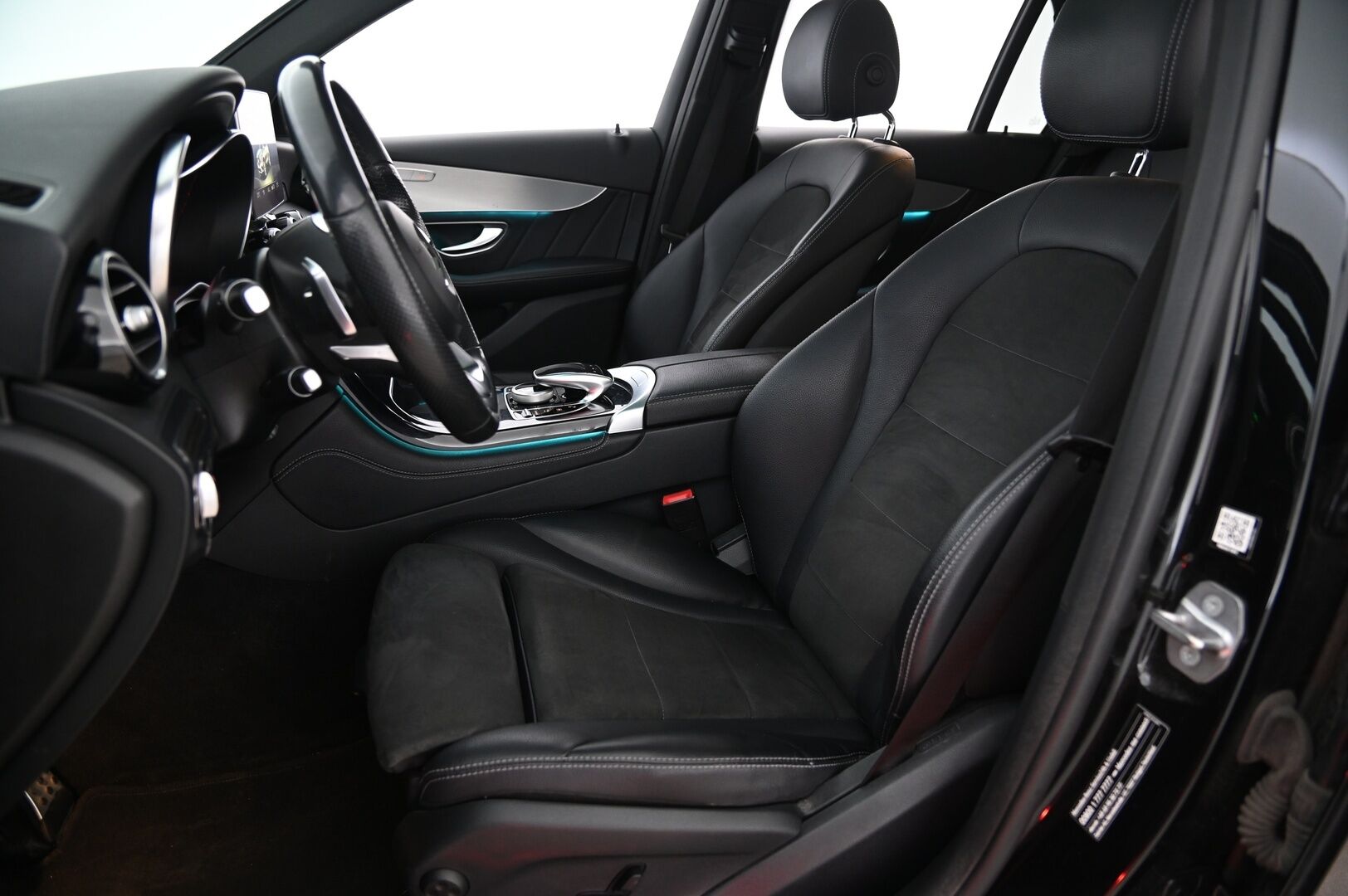 Mercedes-Benz GLC 2018 350 e 4Matic A Premium Business AMG * Panorama / P.kamera / IHC+ / Vetokoukku / Navi / Sporttipenkit * - AMG paketilla / kaksilla aluvanteilla!