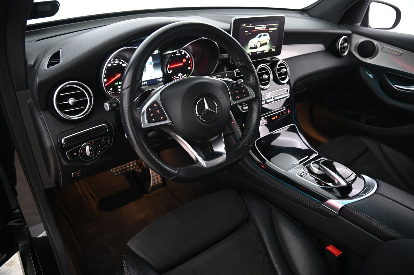 Mercedes-Benz GLC 2018 350 e 4Matic A Premium Business AMG * Panorama / P.kamera / IHC+ / Vetokoukku / Navi / Sporttipenkit * - AMG paketilla / kaksilla aluvanteilla!