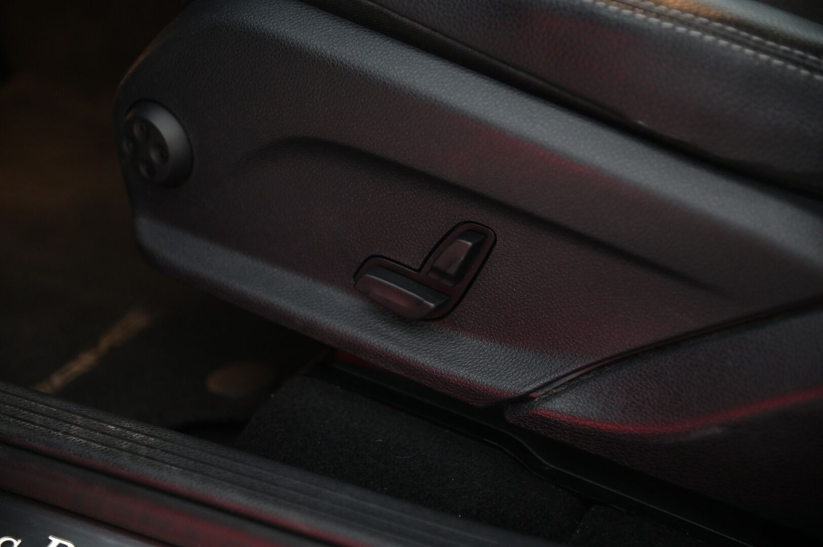 Mercedes-Benz GLC 2018 350 e 4Matic A Premium Business AMG * Panorama / P.kamera / IHC+ / Vetokoukku / Navi / Sporttipenkit * - AMG paketilla / kaksilla aluvanteilla!