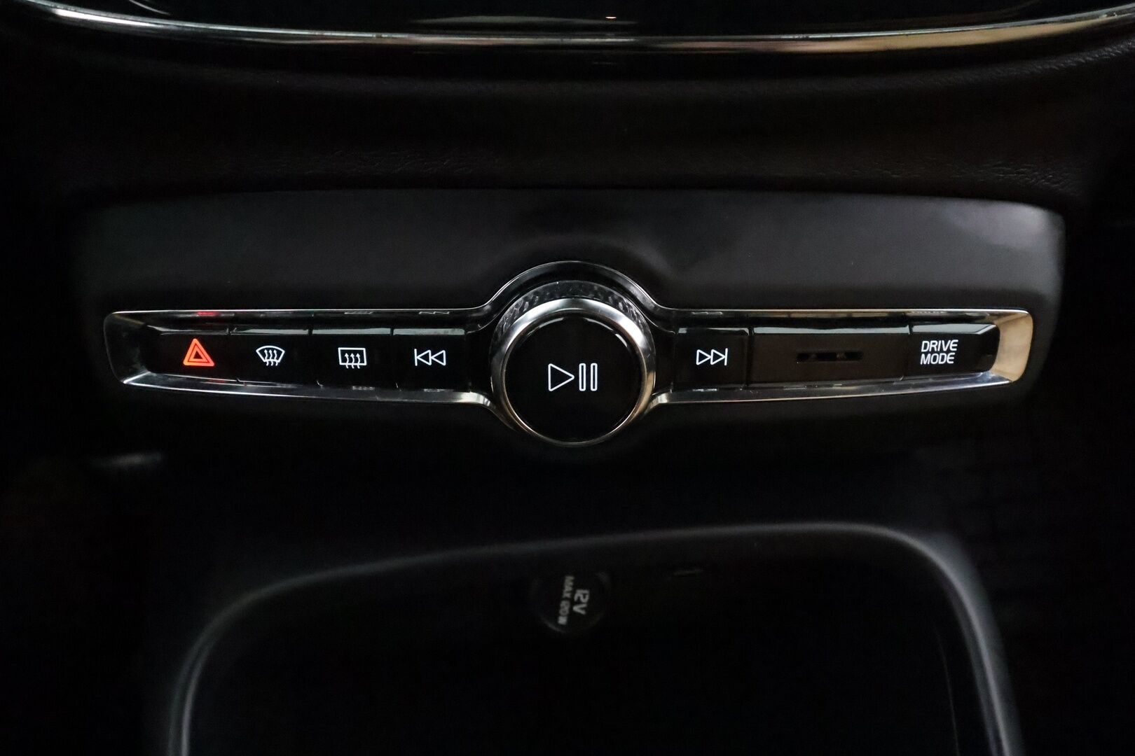 Volvo XC40 2018 D4 AWD Business First Edition aut * Webasto / Adapt.Vakkari / Vetokoukku / LED / Sensus Navi / Sähköluukku / High Perf Audio! - Suomi-auto / Kahdet renkaat aluvanteilla