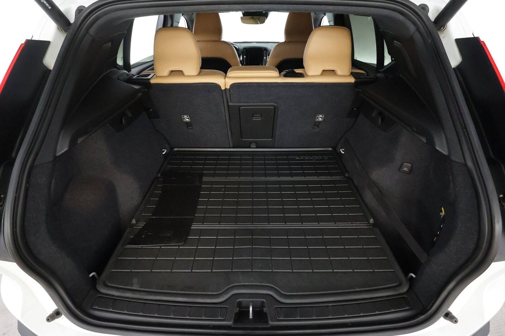 Volvo XC40 2018 D4 AWD Business First Edition aut * Webasto / Adapt.Vakkari / Vetokoukku / LED / Sensus Navi / Sähköluukku / High Perf Audio! - Suomi-auto / Kahdet renkaat aluvanteilla