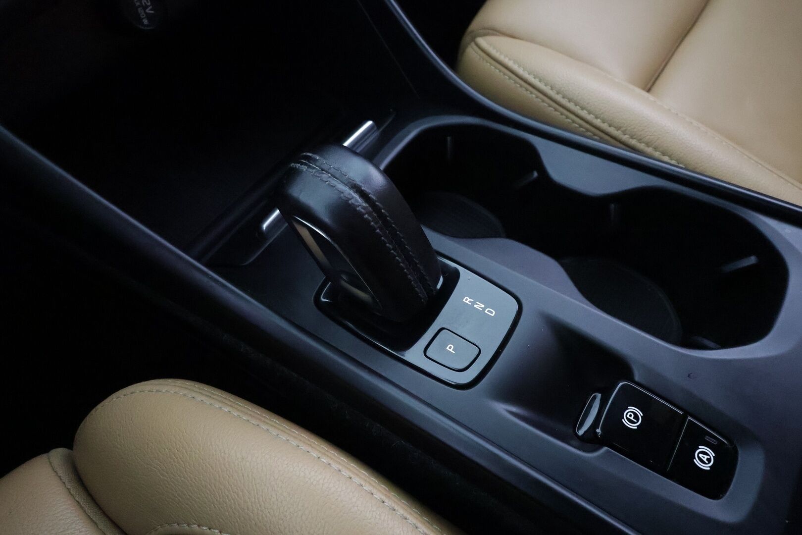 Volvo XC40 2018 D4 AWD Business First Edition aut * ACC / Koukku / Navi / LED / Sähköluukku * - Suomi-auto / Kahdet renkaat aluvanteilla