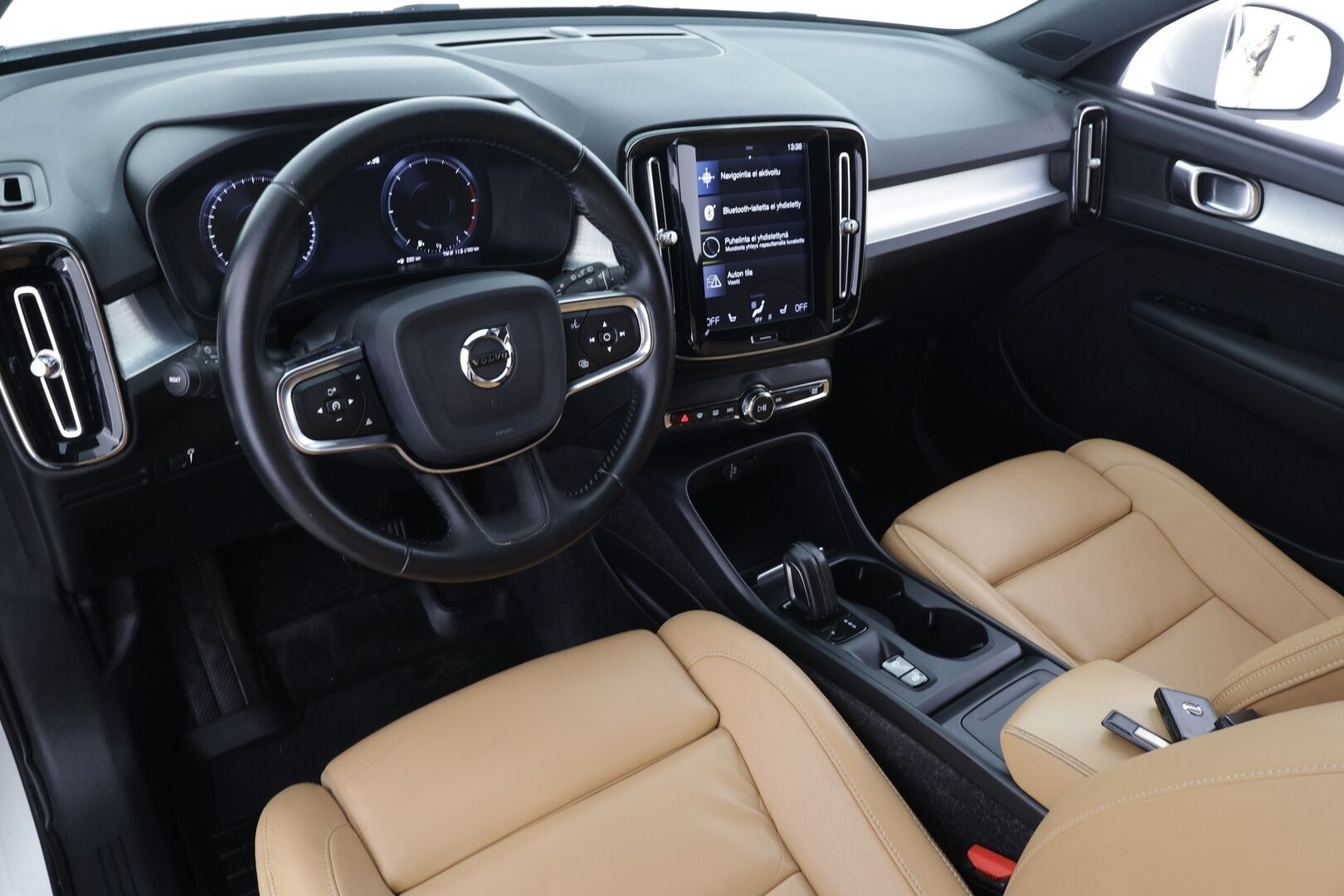 Volvo XC40 2018 D4 AWD Business First Edition aut * Webasto / Adapt.Vakkari / Vetokoukku / LED / Sensus Navi / Sähköluukku / High Perf Audio! - Suomi-auto / Kahdet renkaat aluvanteilla