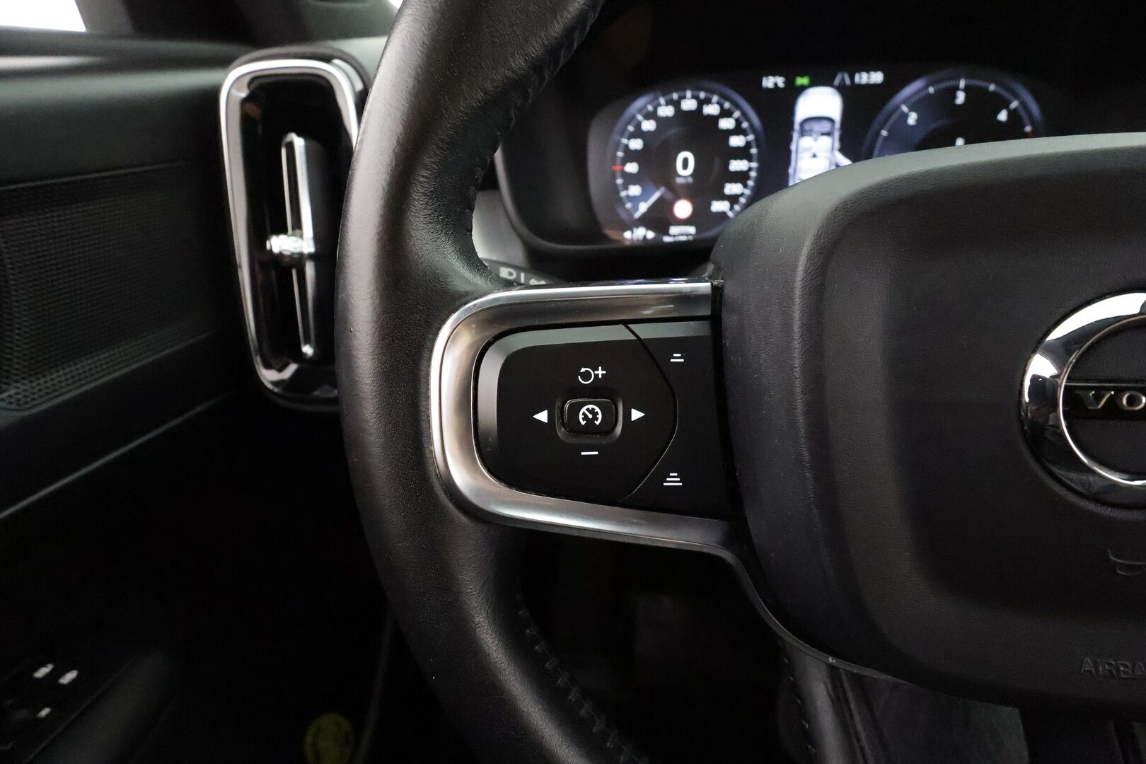 Volvo XC40 2018 D4 AWD Business First Edition aut * Webasto / Adapt.Vakkari / Vetokoukku / Nahkapenkit / LED / Sensus Navi / Sähköluukku - Suomi-auto / Kahdet renkaat aluvanteilla - HULLUT AVAJAISHULINAT KORKOTARJOUS 3,29 %