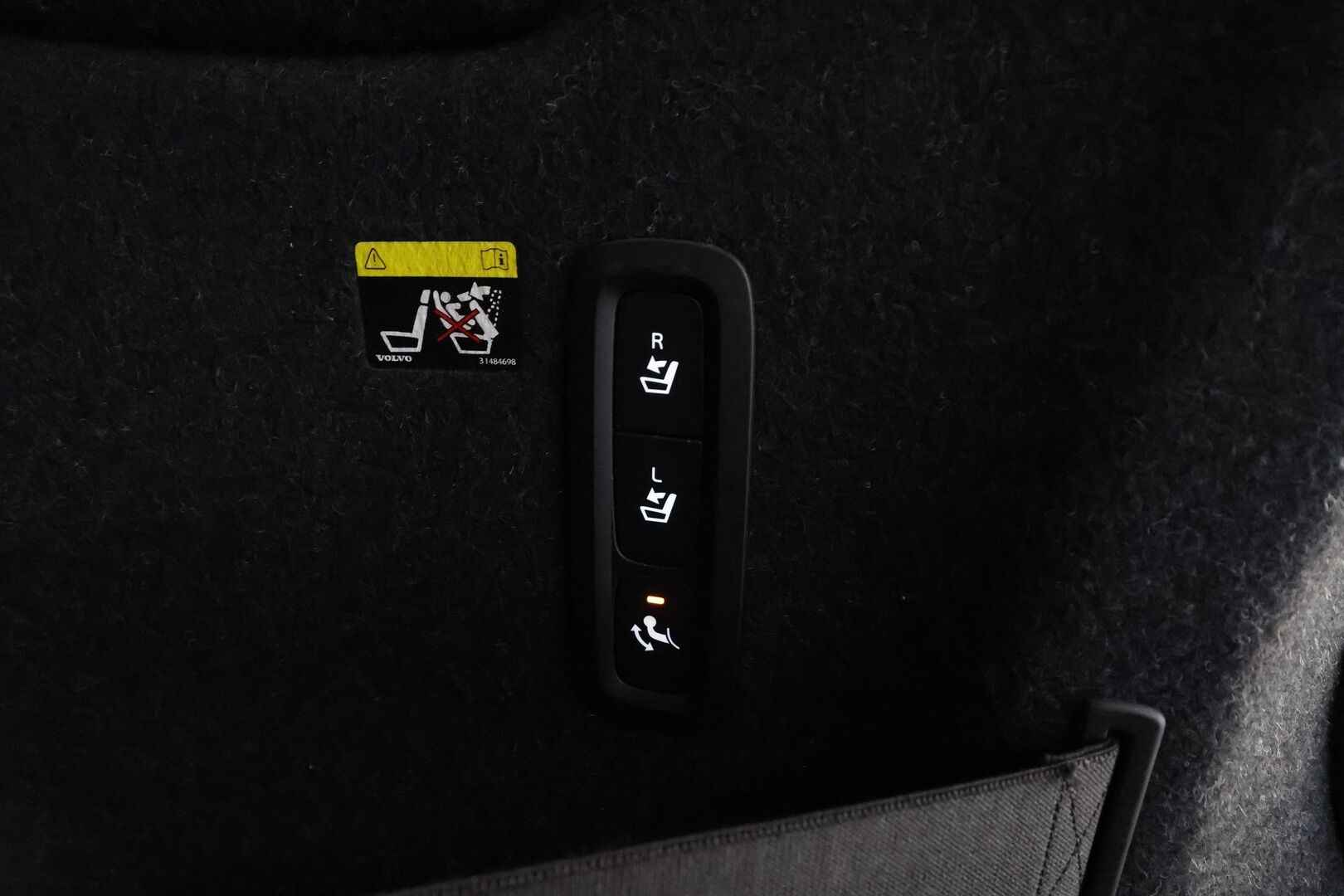 Volvo XC40 2018 D4 AWD Business First Edition aut * Webasto / Adapt.Vakkari / Vetokoukku / LED / Sensus Navi / Sähköluukku / High Perf Audio! - Suomi-auto / Kahdet renkaat aluvanteilla