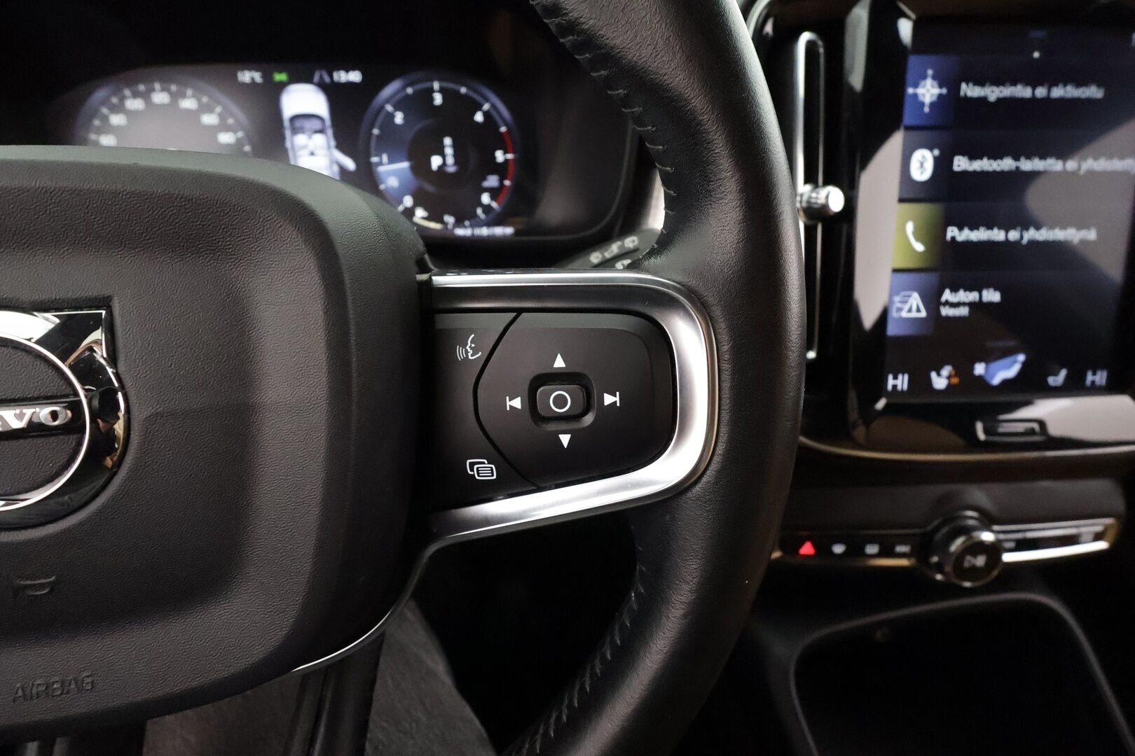 Volvo XC40 2018 D4 AWD Business First Edition aut * ACC / Koukku / Navi / LED / Sähköluukku * - Suomi-auto / Kahdet renkaat aluvanteilla