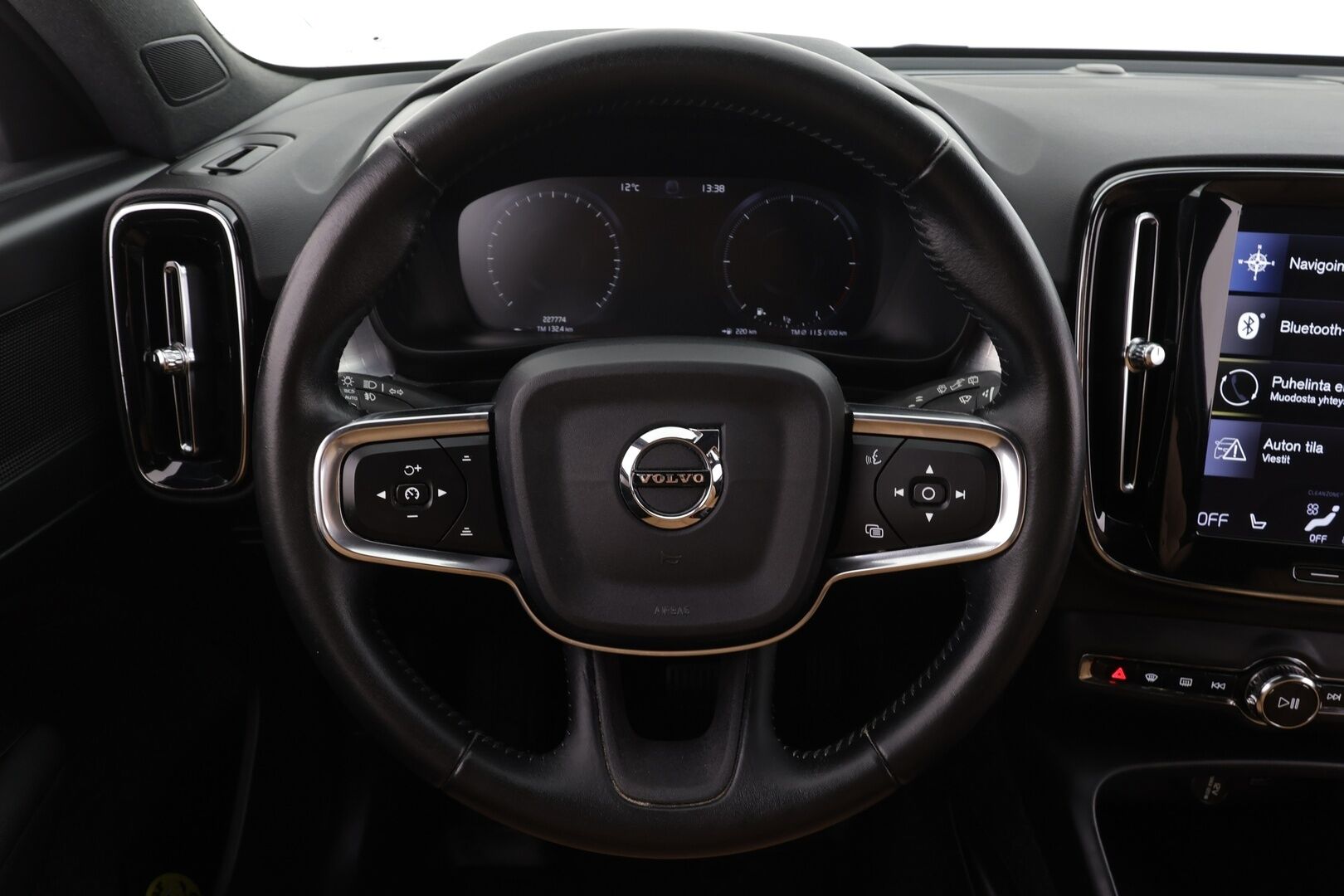 Volvo XC40 2018 D4 AWD Business First Edition aut * Webasto / Adapt.Vakkari / Vetokoukku / LED / Sensus Navi / Sähköluukku / High Perf Audio! - Suomi-auto / Kahdet renkaat aluvanteilla