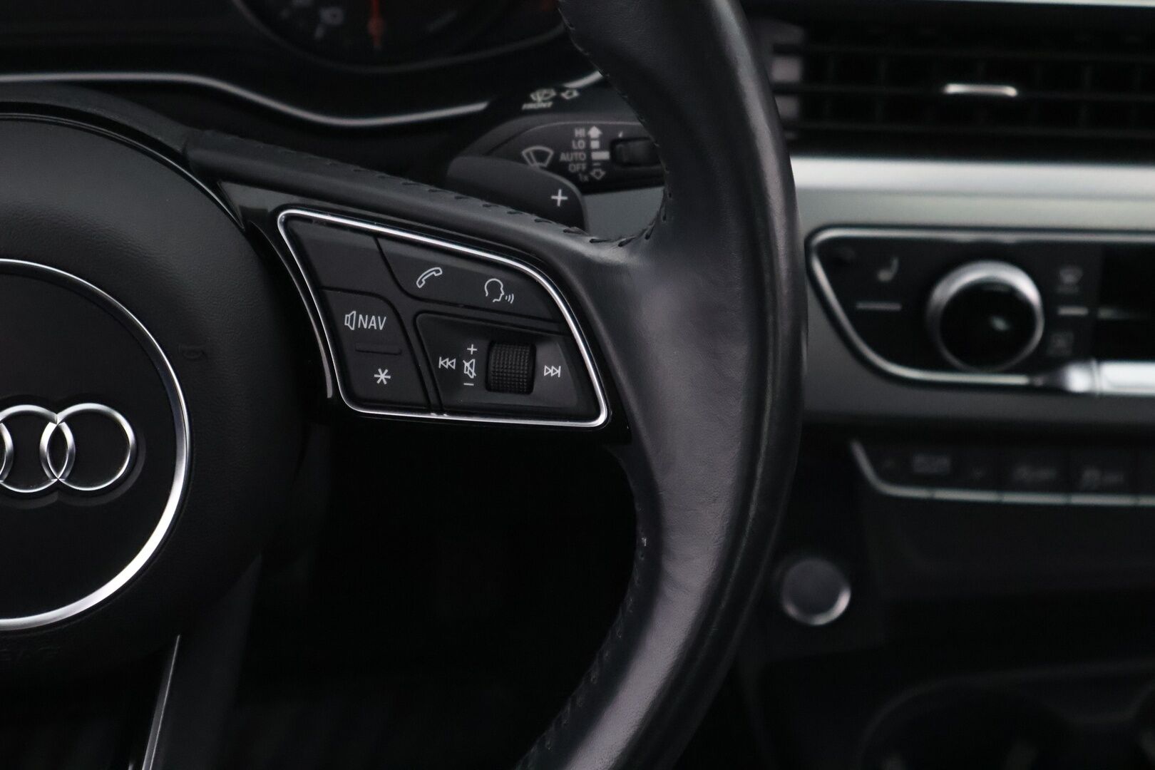 Audi A4 2018 Sedan Business Sport Comfort S line Edition 2,0 TFSI 140 kW S tronic - Suomiauto / Webasto / Vetokoukku / Peruutustutkat / LED / Sporttipenkit / Audi Pre Sense / S Line