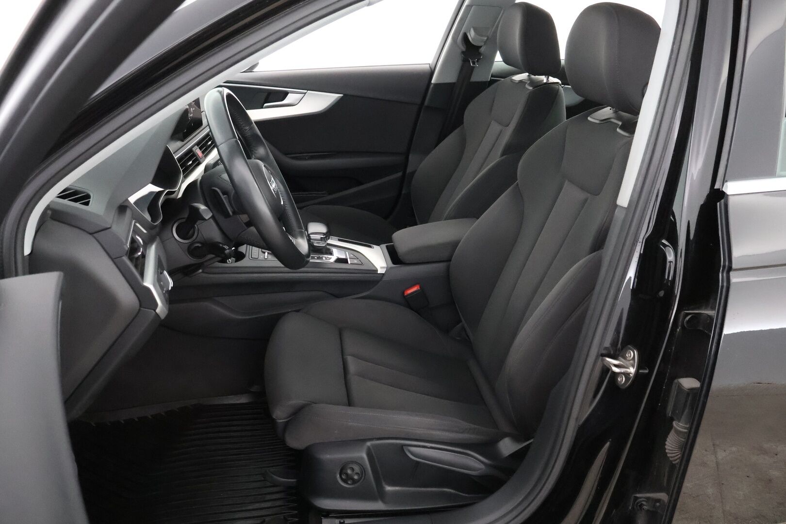Audi A4 2018 Sedan Business Sport Comfort S line Edition 2,0 TFSI 140 kW S tronic - Suomiauto / Webasto / Vetokoukku / Peruutustutkat / LED / Sporttipenkit / Audi Pre Sense / S Line