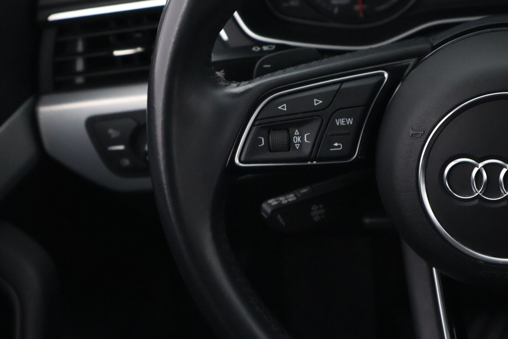 Audi A4 2018 Sedan Business Sport Comfort S line Edition 2,0 TFSI 140 kW S tronic - Suomiauto / Webasto / Vetokoukku / Peruutustutkat / LED / Sporttipenkit / Audi Pre Sense / S Line