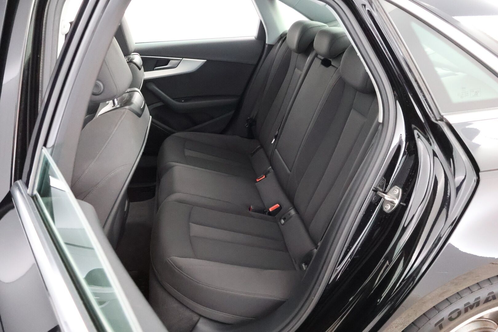 Audi A4 2018 Sedan Business Sport Comfort S line Edition 2,0 TFSI 140 kW S tronic - Suomiauto / Webasto / Vetokoukku / Peruutustutkat / LED / Sporttipenkit / Audi Pre Sense / S Line