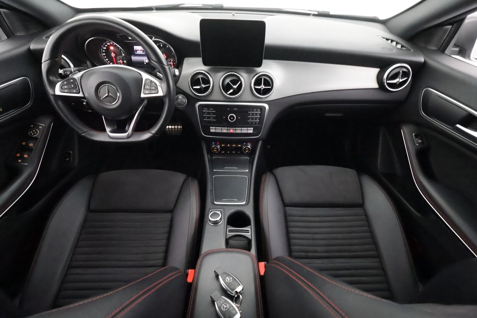 Mercedes-Benz CLA 2018 180 A Shooting Brake Business AMG - | Facelift | LED | Vakkari | P.kamera | Sporttipenkit | Puolinahat | Bluetooth | Sähk. takaluukku | Act. Brake Assist | Dynamic Select | 2x renkaat | 