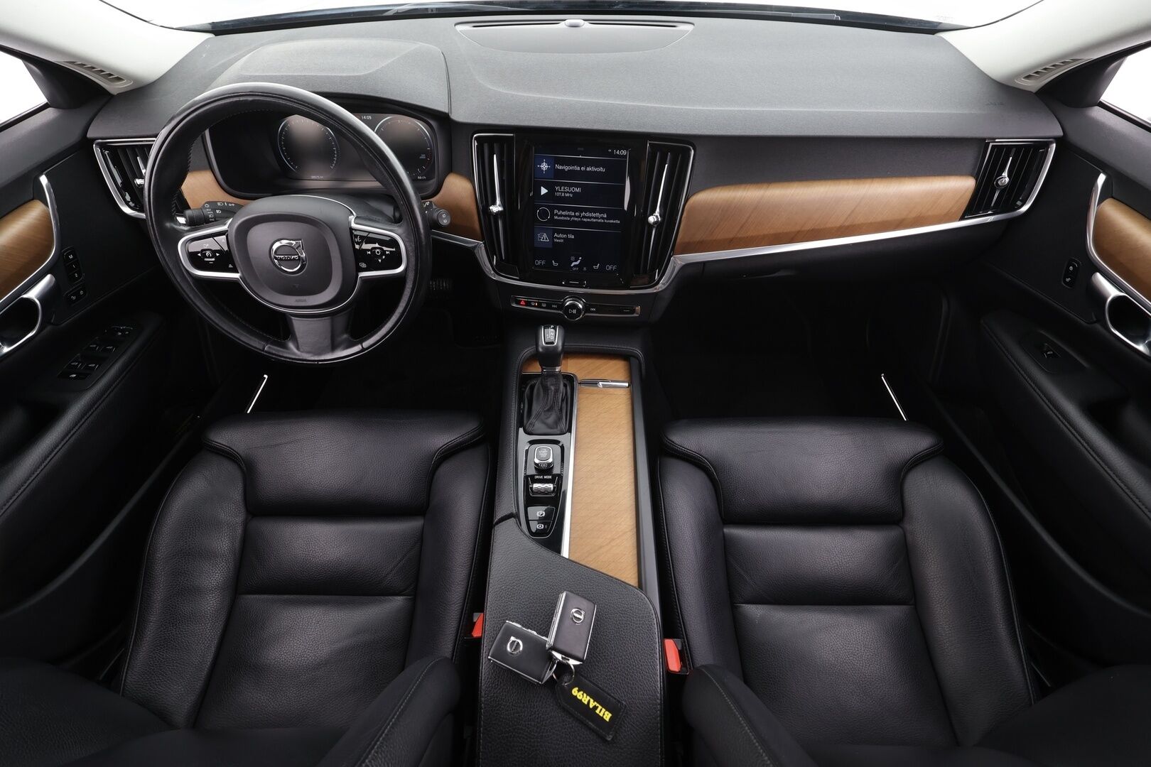 Volvo V90 2018 D3 AWD Business Inscription aut * ACC / P.tutkat / LED / Webasto / Koukku / Muistipenkki / Koukku / KeylessGo * - Suomi-auto / Kahdet renkaat aluvanteilla