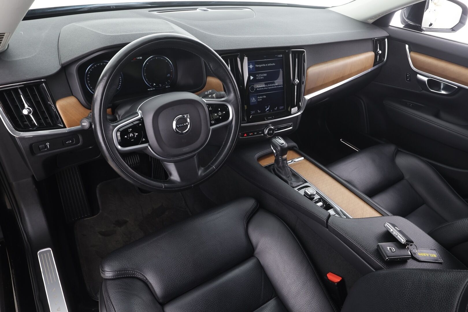 Volvo V90 2018 D3 AWD Business Inscription aut * ACC / P.tutkat / LED / Webasto / Koukku / Muistipenkki / Koukku / KeylessGo * - Suomi-auto / Kahdet renkaat aluvanteilla