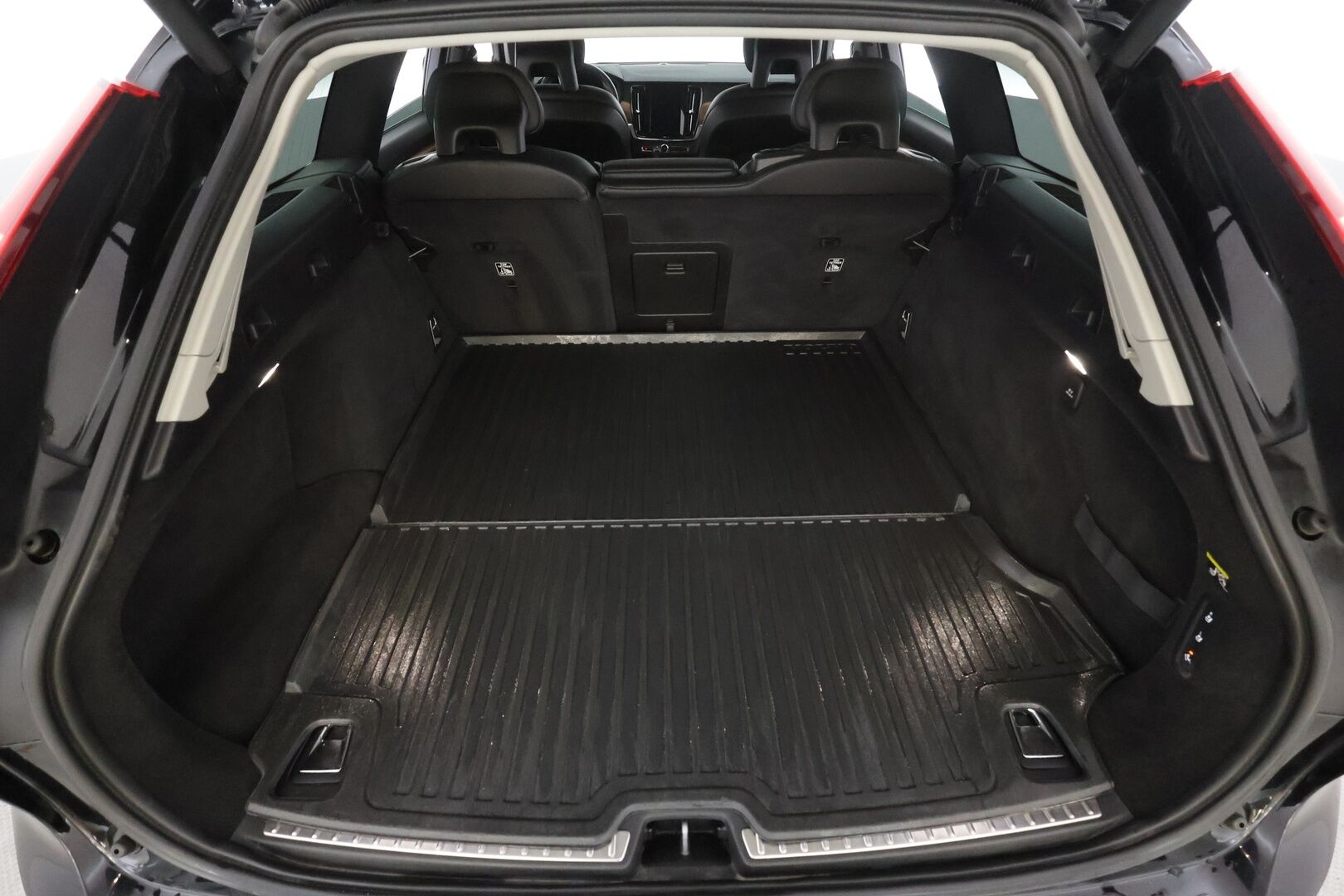 Volvo V90 2018 D3 AWD Business Inscription aut * ACC / P.tutkat / LED / Webasto / Koukku / Muistipenkki / Koukku / KeylessGo * - Suomi-auto / Kahdet renkaat aluvanteilla