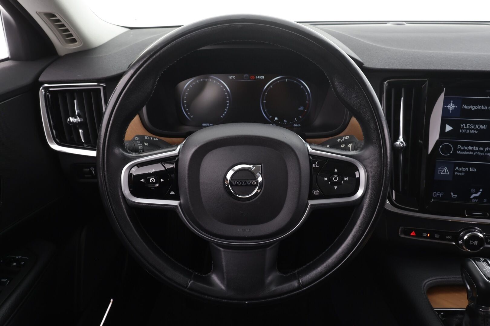 Volvo V90 2018 D3 AWD Business Inscription aut * ACC / P.tutkat / LED / Webasto / Koukku / Muistipenkki / Koukku / KeylessGo * - Suomi-auto / Kahdet renkaat aluvanteilla