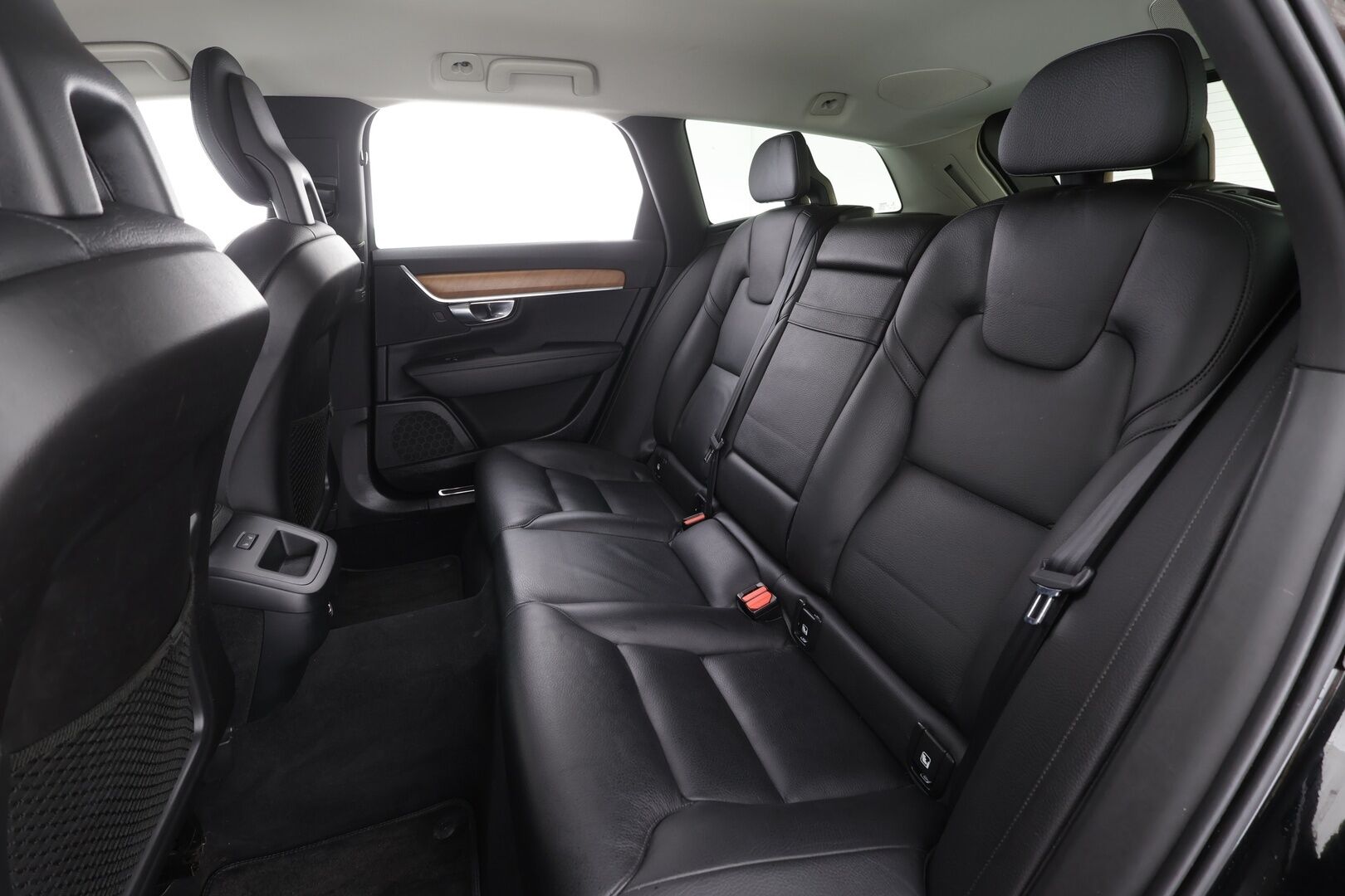 Volvo V90 2018 D3 AWD Business Inscription aut * ACC / P.tutkat / LED / Webasto / Koukku / Muistipenkki / Koukku / KeylessGo * - Suomi-auto / Kahdet renkaat aluvanteilla