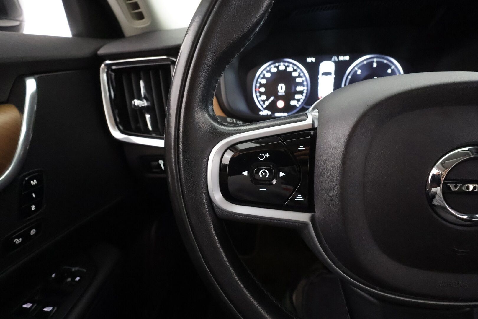 Volvo V90 2018 D3 AWD Business Inscription aut * ACC / P.tutkat / LED / Webasto / Koukku / Muistipenkki / Koukku / KeylessGo * - Suomi-auto / Kahdet renkaat aluvanteilla