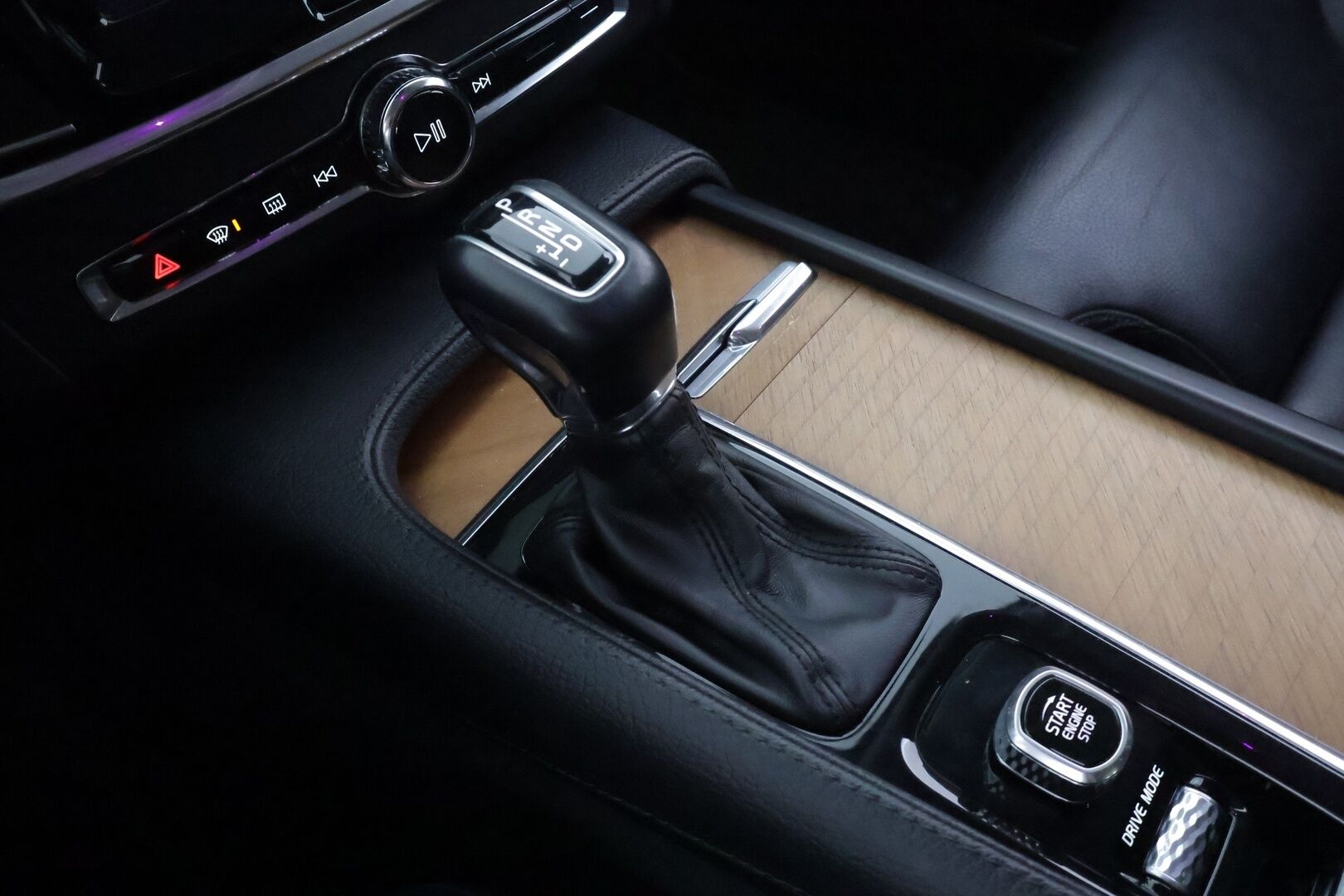 Volvo V90 2018 D3 AWD Business Inscription aut * ACC / P.tutkat / LED / Webasto / Koukku / Muistipenkki / Koukku / KeylessGo * - Suomi-auto / Kahdet renkaat aluvanteilla