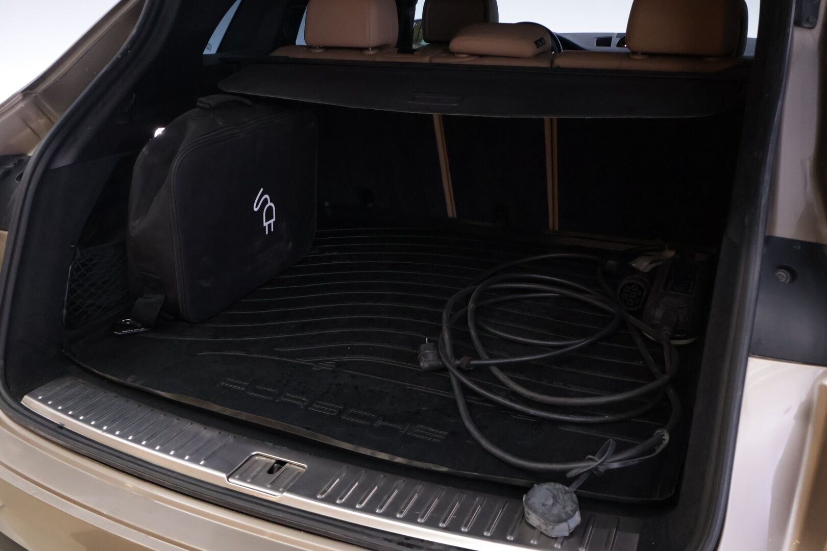 Porsche Cayenne 2019 E-Hybrid *ACC / Panorama / Bose / Ilma-alusta / 360-kamera / Navi / S.koukku / Muistipenkit / Vaaleat nahat!* - Merkkihuollettu! / 2xOEM vanteet / Upea väri! / Soh 88% - HULLUT BLACKWEEK JATKOT - KORKOTARJOUS 2,49%