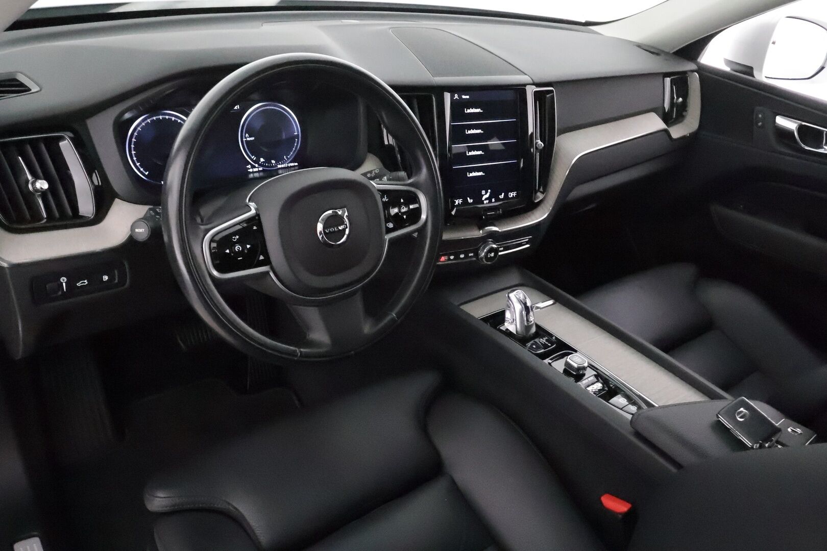 Volvo XC60 2018 T8 AWD Inscription aut **ACC / Ilma-alusta / Full LED / Webasto / Panorama / Muistipenkki / Navi / KeylessGo / Mustat nahat** - 3,99 % KORKOTARJOUS TÄHÄN AUTOON 31.8. ASTI! - 360.Kamera / BLIS / Suomi-auto / Merkkihuollettu