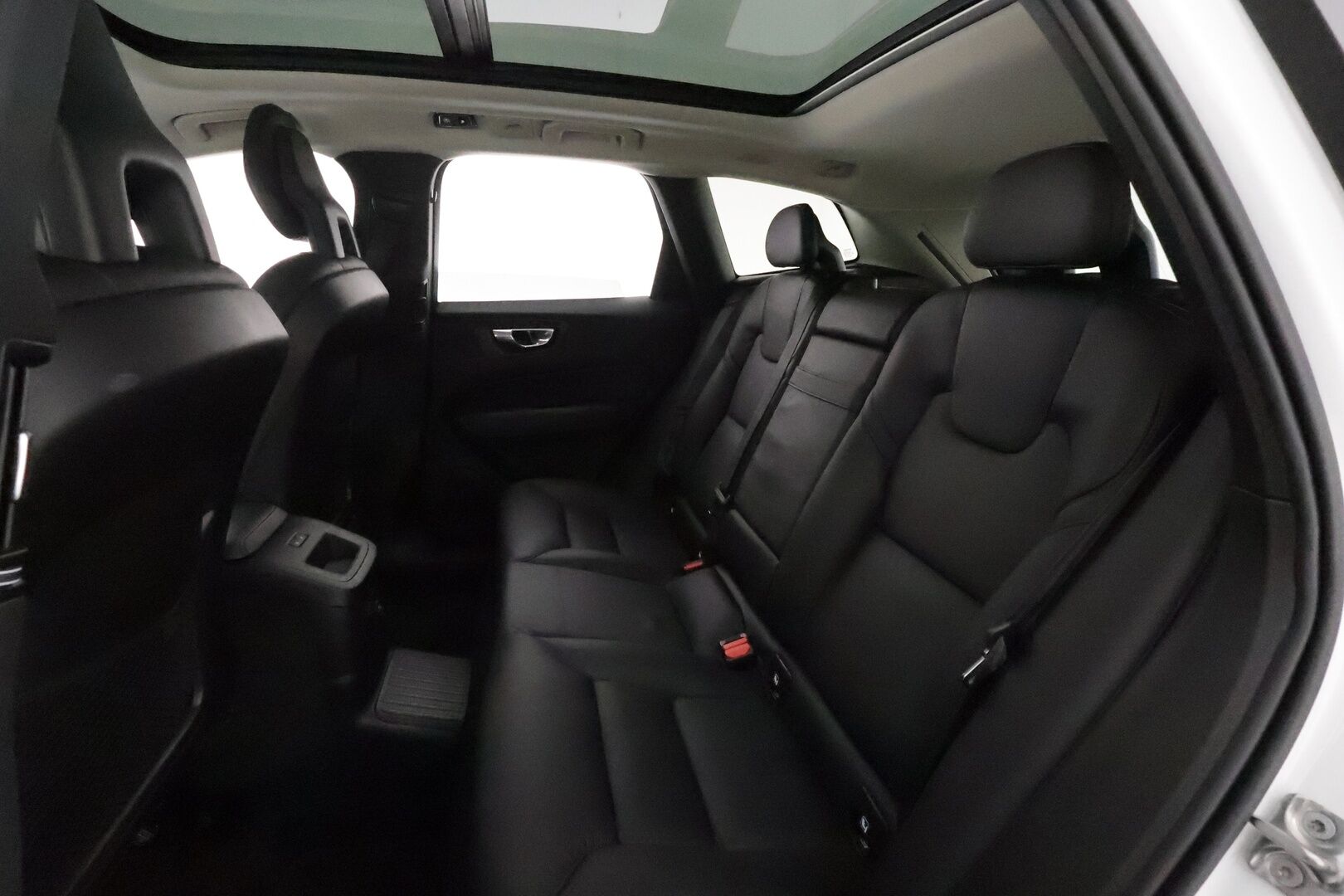 Volvo XC60 2018 T8 AWD Inscription aut **ACC / Ilma-alusta / Full LED / Webasto / Panorama / Muistipenkki / Navi / KeylessGo / Mustat nahat** - 3,99 % KORKOTARJOUS TÄHÄN AUTOON 31.8. ASTI! - 360.Kamera / BLIS / Suomi-auto / Merkkihuollettu