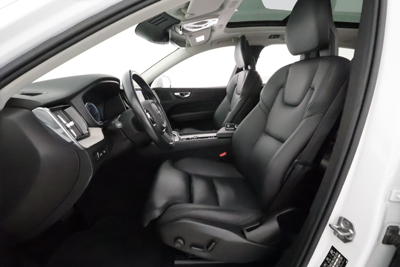 Volvo XC60 2018 T8 AWD Inscription aut **ACC / Ilma-alusta / Full LED / Webasto / Panorama / Muistipenkki / Navi / KeylessGo / Mustat nahat** - 3,99 % KORKOTARJOUS TÄHÄN AUTOON 31.8. ASTI! - 360.Kamera / BLIS / Suomi-auto / Merkkihuollettu