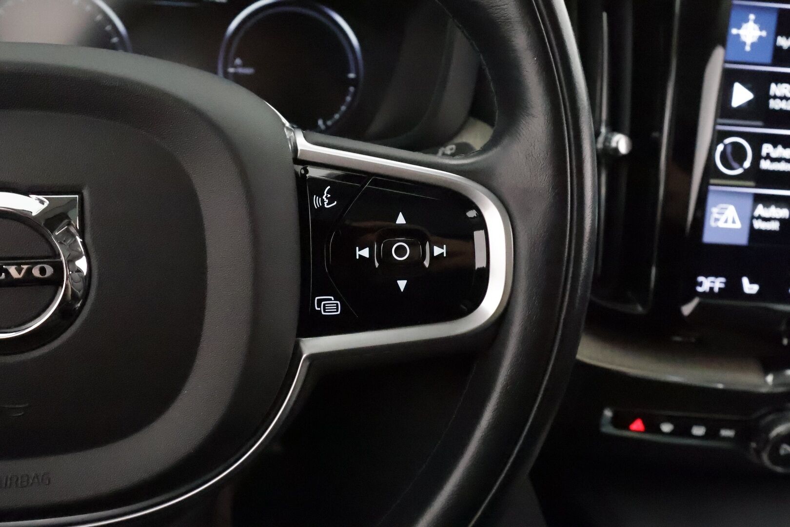 Volvo XC60 2018 T8 AWD Inscription aut **ACC / Ilma-alusta / Full LED / Webasto / Panorama / Muistipenkki / Navi / KeylessGo / Mustat nahat** - 3,99 % KORKOTARJOUS TÄHÄN AUTOON 31.8. ASTI! - 360.Kamera / BLIS / Suomi-auto / Merkkihuollettu