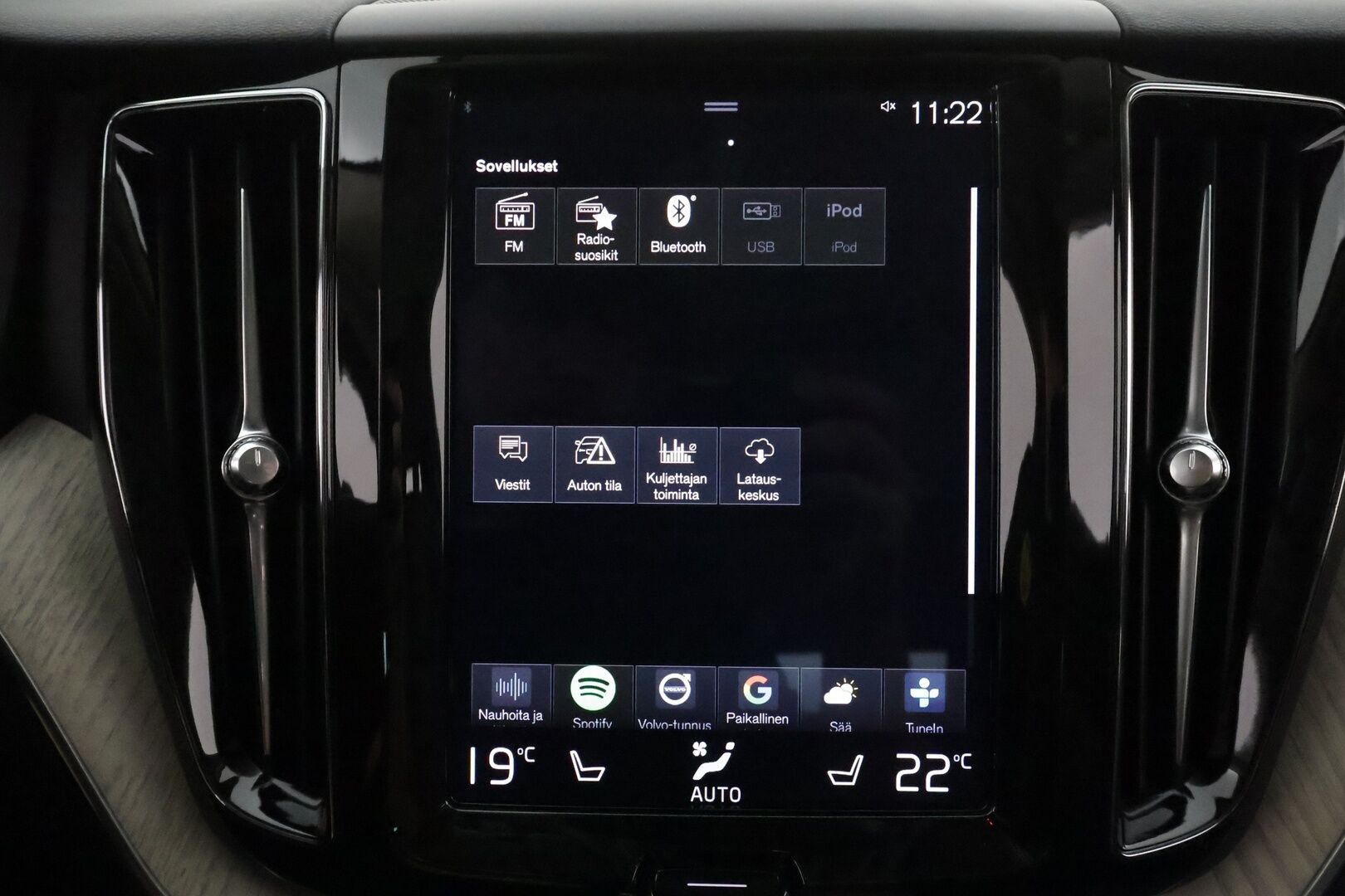 Volvo XC60 2018 T8 AWD Inscription aut **ACC / Ilma-alusta / Full LED / Webasto / Panorama / Muistipenkki / Navi / KeylessGo / Mustat nahat** - 360.Kamera / BLIS / Suomi-auto / Merkkihuollettu