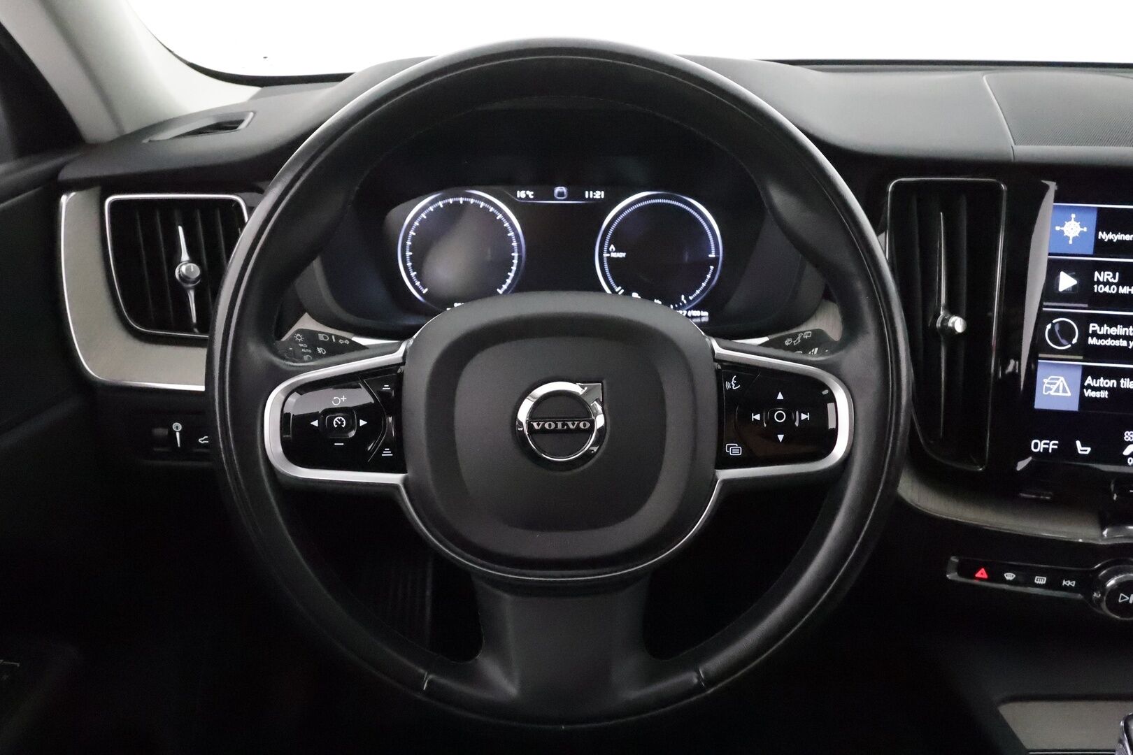 Volvo XC60 2018 T8 AWD Inscription aut **ACC / Ilma-alusta / Full LED / Webasto / Panorama / Muistipenkki / Navi / KeylessGo / Mustat nahat** - 3,99 % KORKOTARJOUS TÄHÄN AUTOON 31.8. ASTI! - 360.Kamera / BLIS / Suomi-auto / Merkkihuollettu