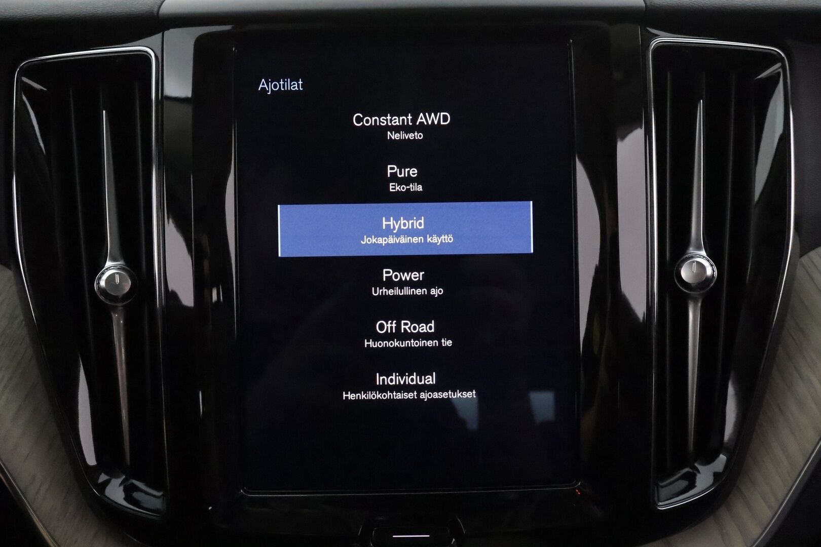 Volvo XC60 2018 T8 AWD Inscription aut **ACC / Ilma-alusta / Full LED / Webasto / Panorama / Muistipenkki / Navi / KeylessGo / Mustat nahat** - 360.Kamera / BLIS / Suomi-auto / Merkkihuollettu