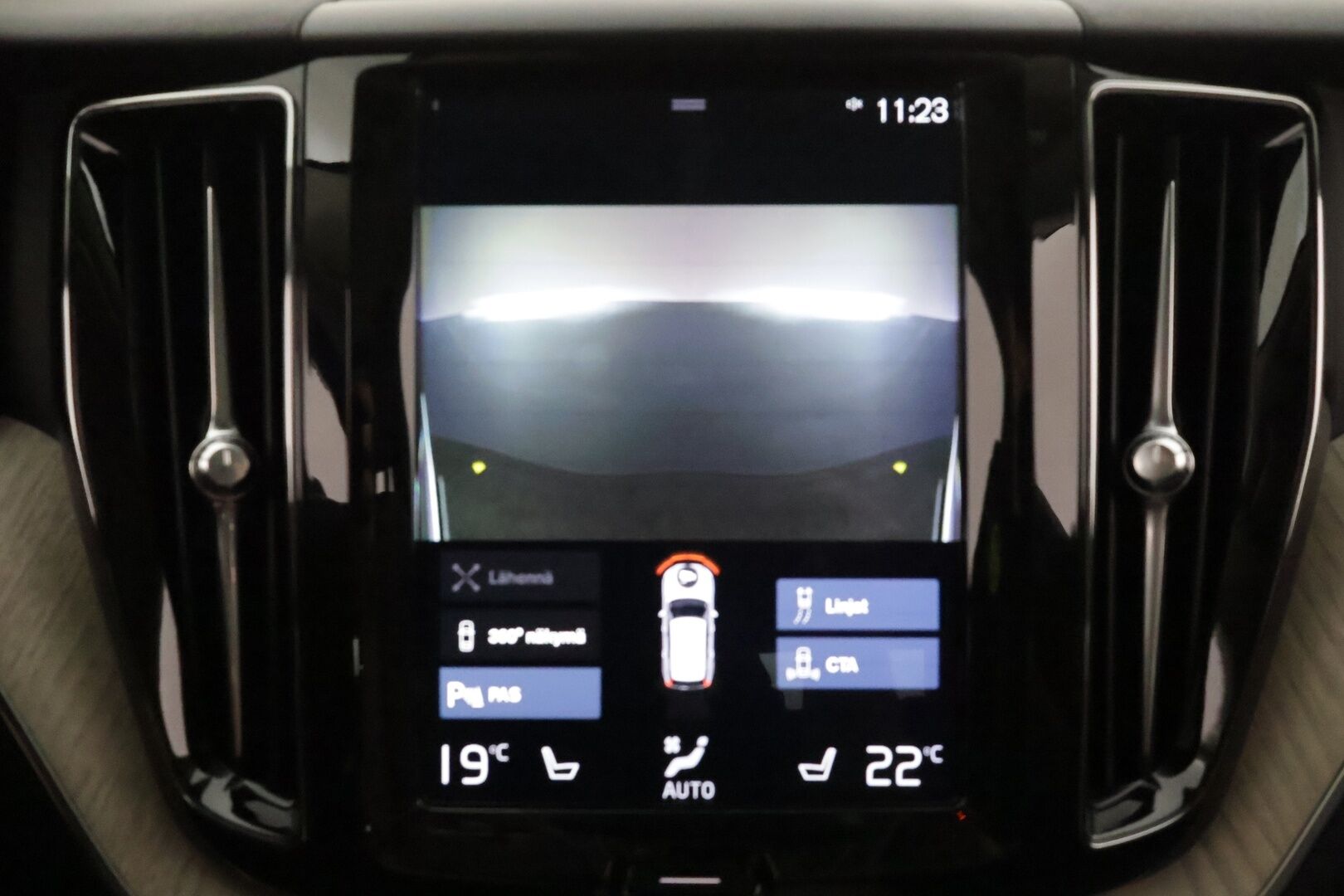 Volvo XC60 2018 T8 AWD Inscription aut **ACC / Ilma-alusta / Full LED / Webasto / Panorama / Muistipenkki / Navi / KeylessGo / Mustat nahat** - 3,99 % KORKOTARJOUS TÄHÄN AUTOON 31.8. ASTI! - 360.Kamera / BLIS / Suomi-auto / Merkkihuollettu