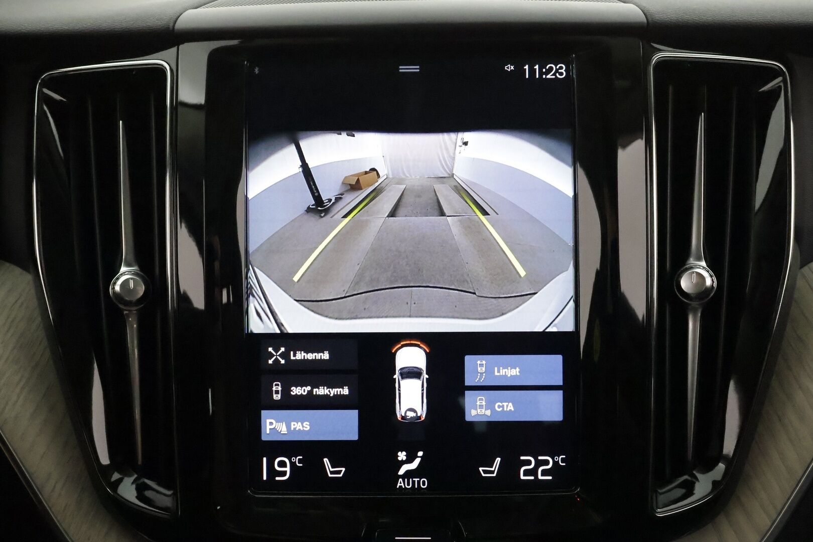 Volvo XC60 2018 T8 AWD Inscription aut **ACC / Ilma-alusta / Full LED / Webasto / Panorama / Muistipenkki / Navi / KeylessGo / Mustat nahat** - 3,99 % KORKOTARJOUS TÄHÄN AUTOON 31.8. ASTI! - 360.Kamera / BLIS / Suomi-auto / Merkkihuollettu