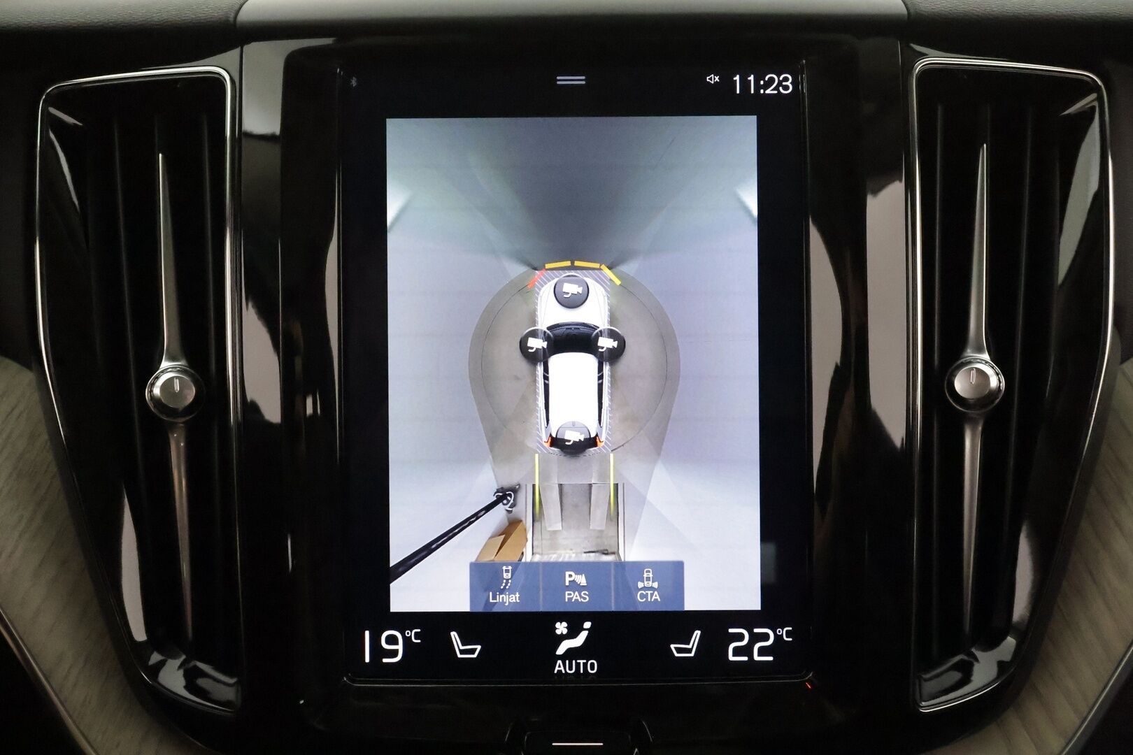 Volvo XC60 2018 T8 AWD Inscription aut **ACC / Ilma-alusta / Full LED / Webasto / Panorama / Muistipenkki / Navi / KeylessGo / Mustat nahat** - 360.Kamera / BLIS / Suomi-auto / Merkkihuollettu - HULLU BLACKWEEK KORKOTARJOUS 2,49%