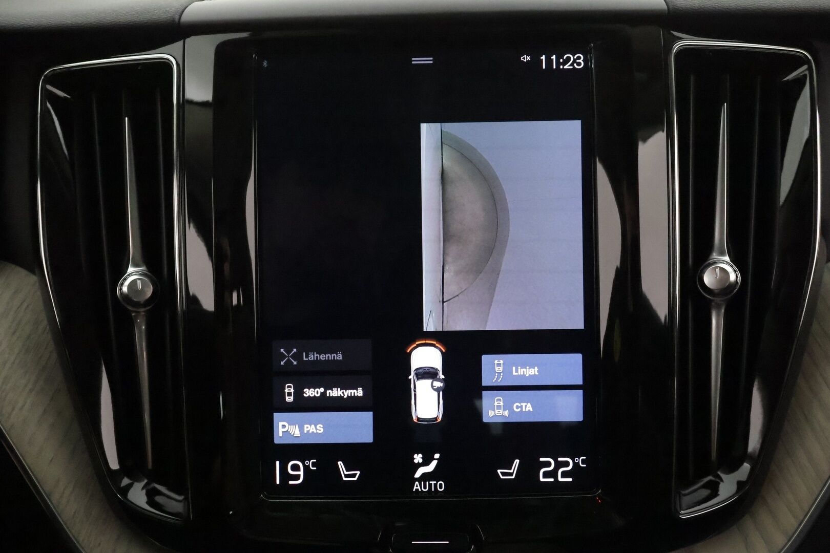 Volvo XC60 2018 T8 AWD Inscription aut **ACC / Ilma-alusta / Full LED / Webasto / Panorama / Muistipenkki / Navi / KeylessGo / Mustat nahat** - 360.Kamera / BLIS / Suomi-auto / Merkkihuollettu - HULLU BLACKWEEK KORKOTARJOUS 2,49%