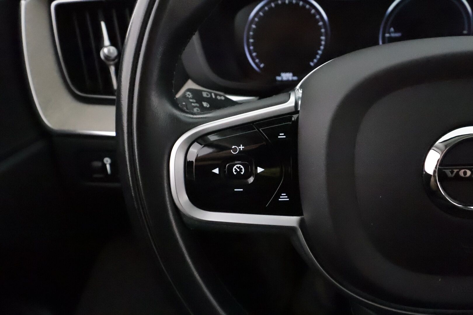 Volvo XC60 2018 T8 AWD Inscription aut **ACC / Ilma-alusta / Full LED / Webasto / Panorama / Muistipenkki / Navi / KeylessGo / Mustat nahat** - 3,99 % KORKOTARJOUS TÄHÄN AUTOON 31.8. ASTI! - 360.Kamera / BLIS / Suomi-auto / Merkkihuollettu