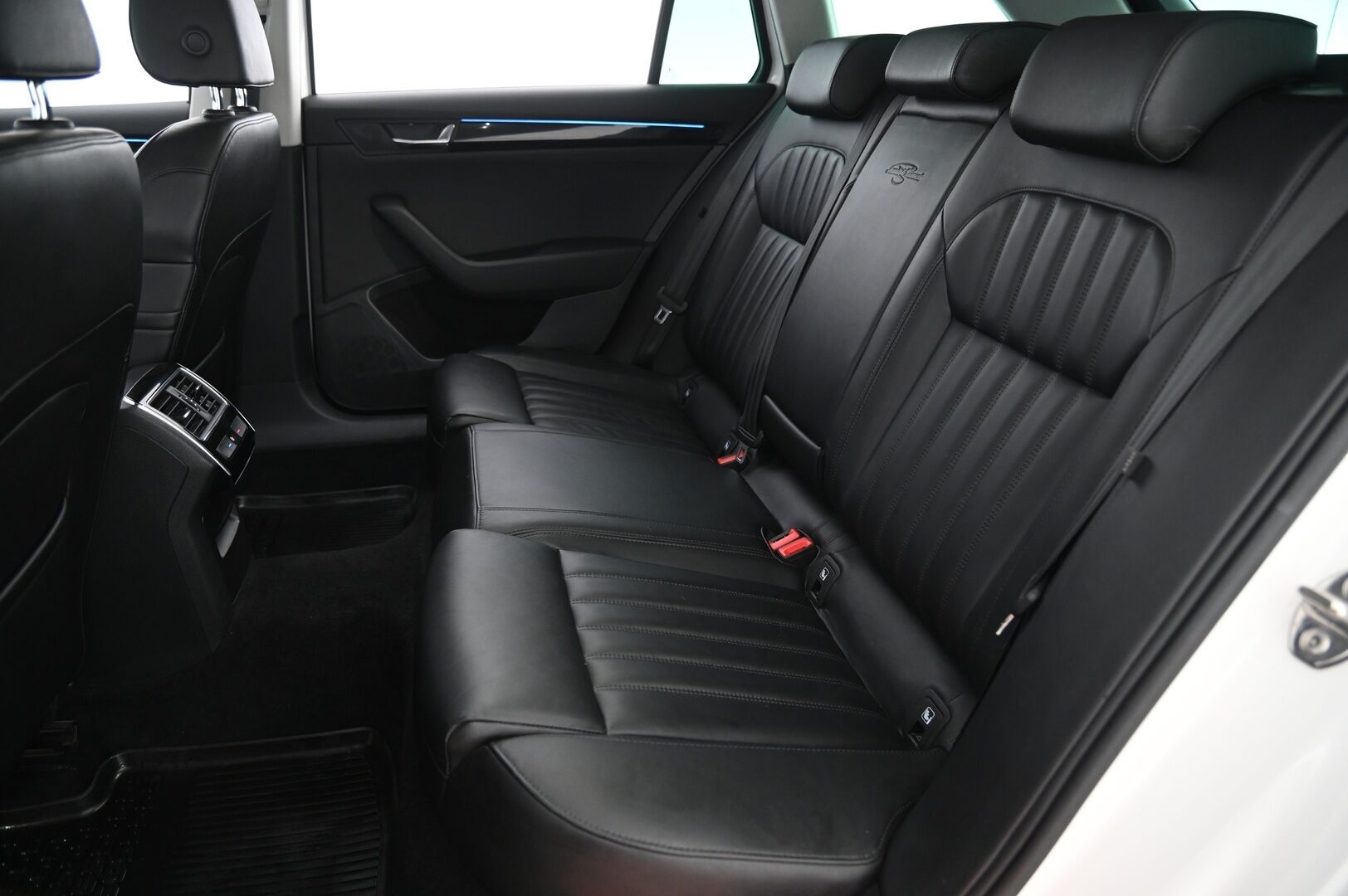 Skoda Superb 2017 Combi 2,0 TDI 190 4x4 L&K DSG Autom - ACC | Webasto | Canton | Muistipenkki | P.kamera | Taittuva koukku | Ambient