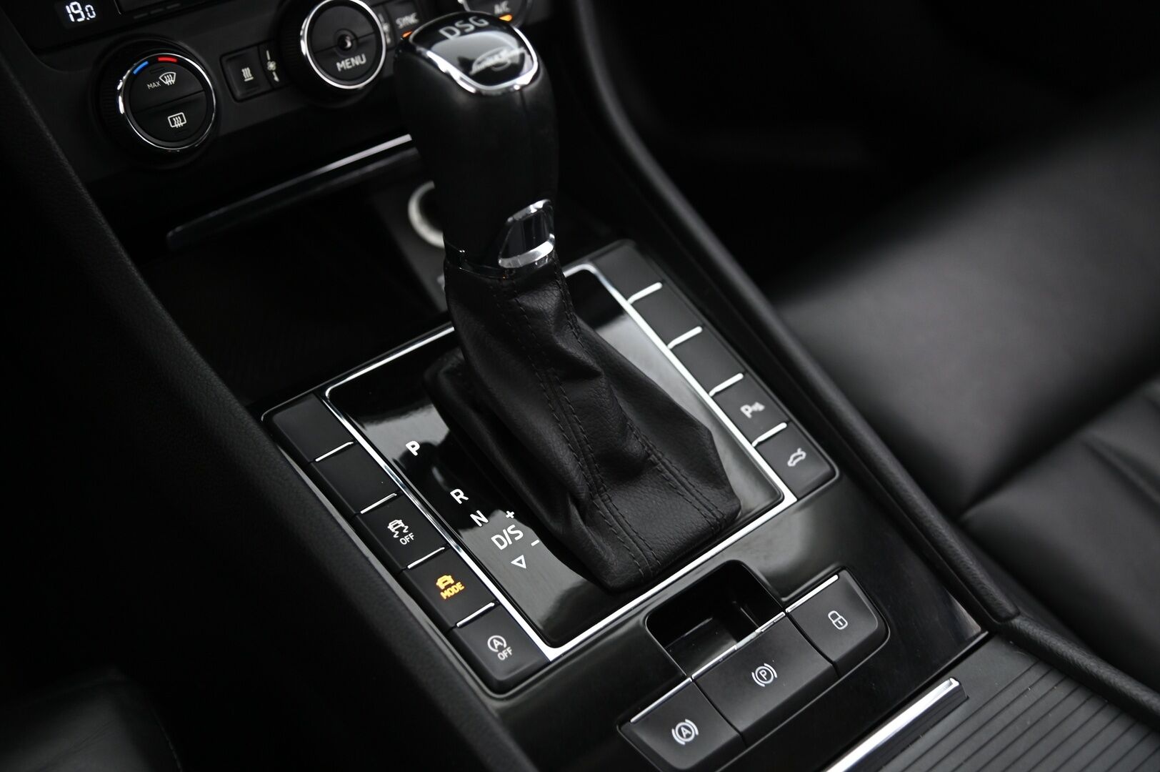 Skoda Superb 2017 Combi 2,0 TDI 190 4x4 L&K DSG Autom - ACC | Webasto | Canton | Muistipenkki | P.kamera | Taittuva koukku | Ambient