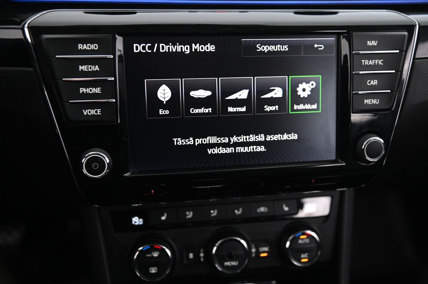 Skoda Superb 2017 Combi 2,0 TDI 190 4x4 L&K DSG Autom - ACC | Webasto | Canton | Muistipenkki | P.kamera | Taittuva koukku | Ambient