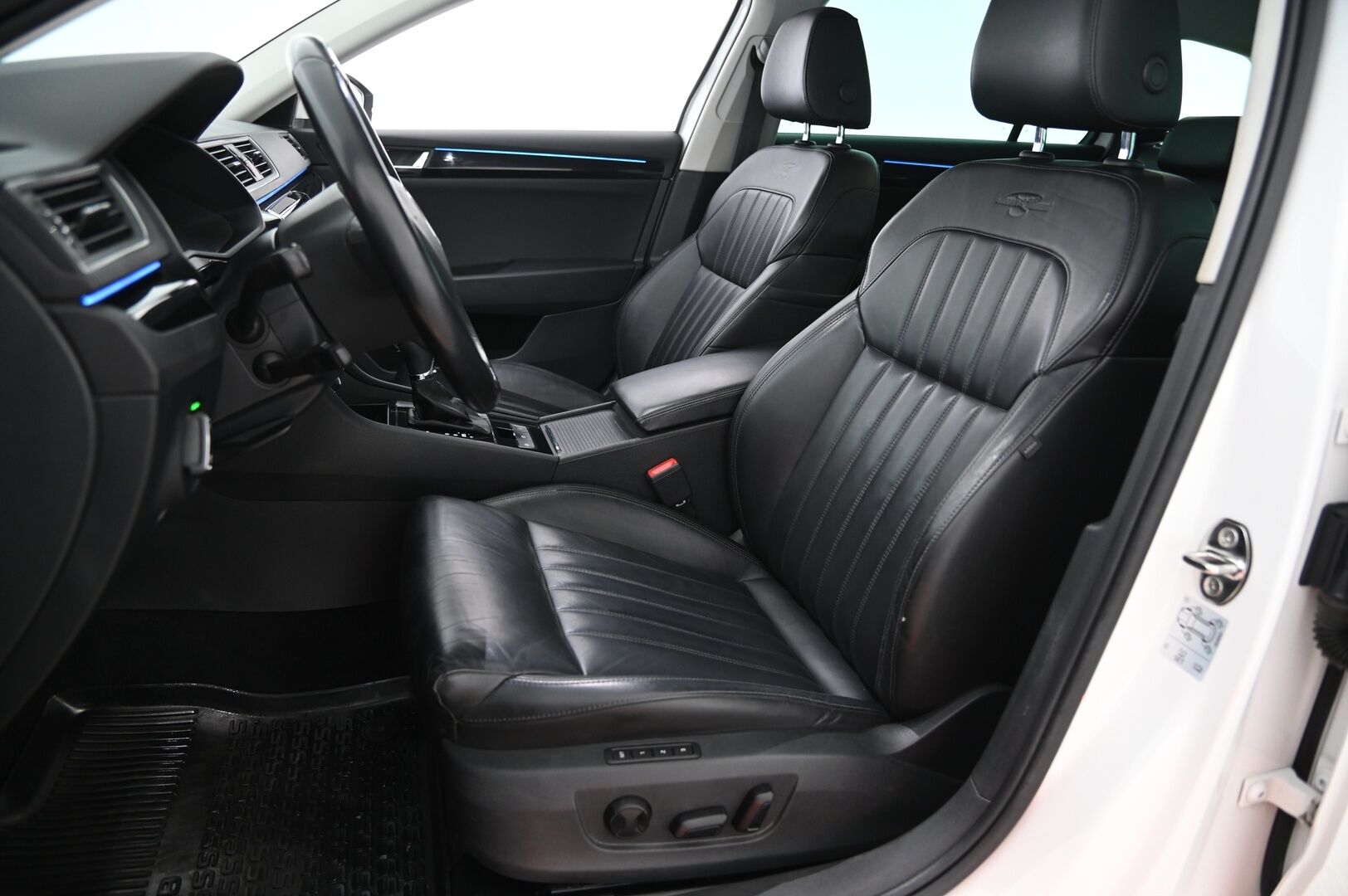 Skoda Superb 2017 Combi 2,0 TDI 190 4x4 L&K DSG Autom - ACC | Webasto | Canton | Muistipenkki | P.kamera | Taittuva koukku | Ambient