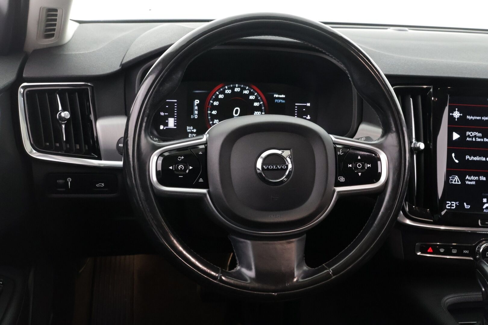 Volvo V90 2018 D3 AWD Momentum - *Myydään Huutokaupat.com!* | Koukku | Muistipenkki | Nahkasisusta | ACC | Navi | Sähkökontti | Jakohihna 4/2026 | 