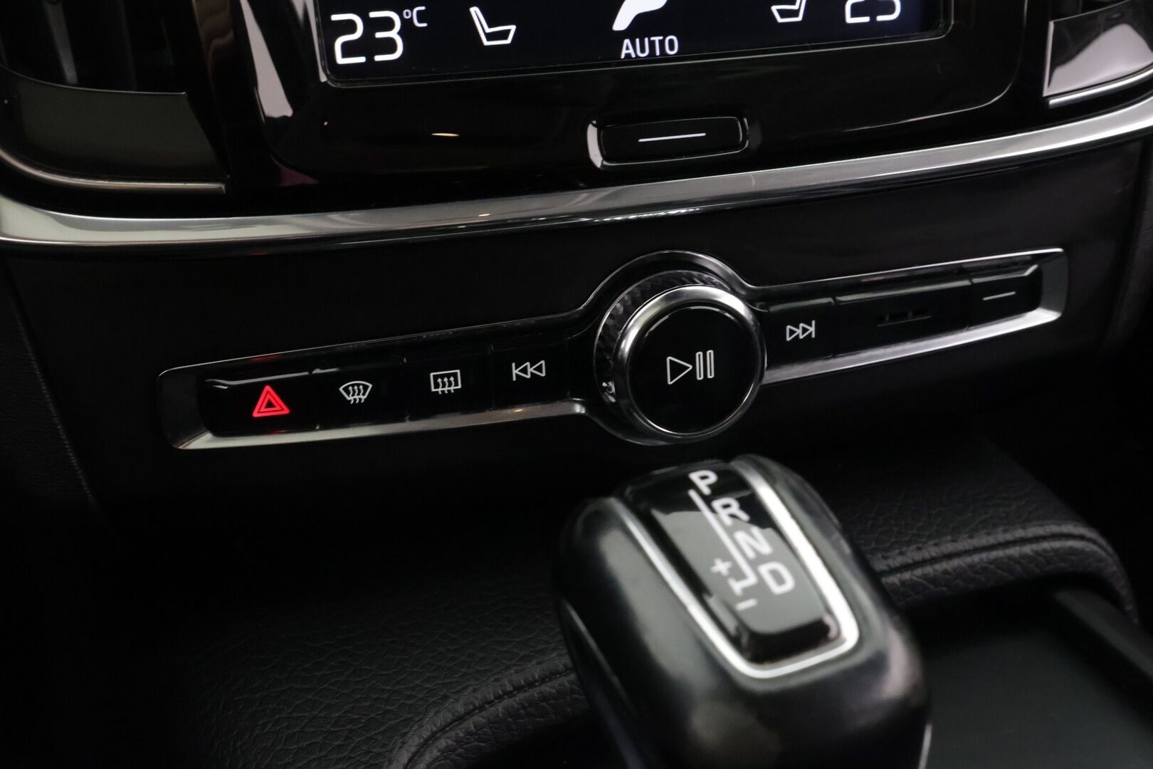 Volvo V90 2018 D3 AWD Momentum - *Myydään Huutokaupat.com!* | Koukku | Muistipenkki | Nahkasisusta | ACC | Navi | Sähkökontti | Jakohihna 4/2026 | 